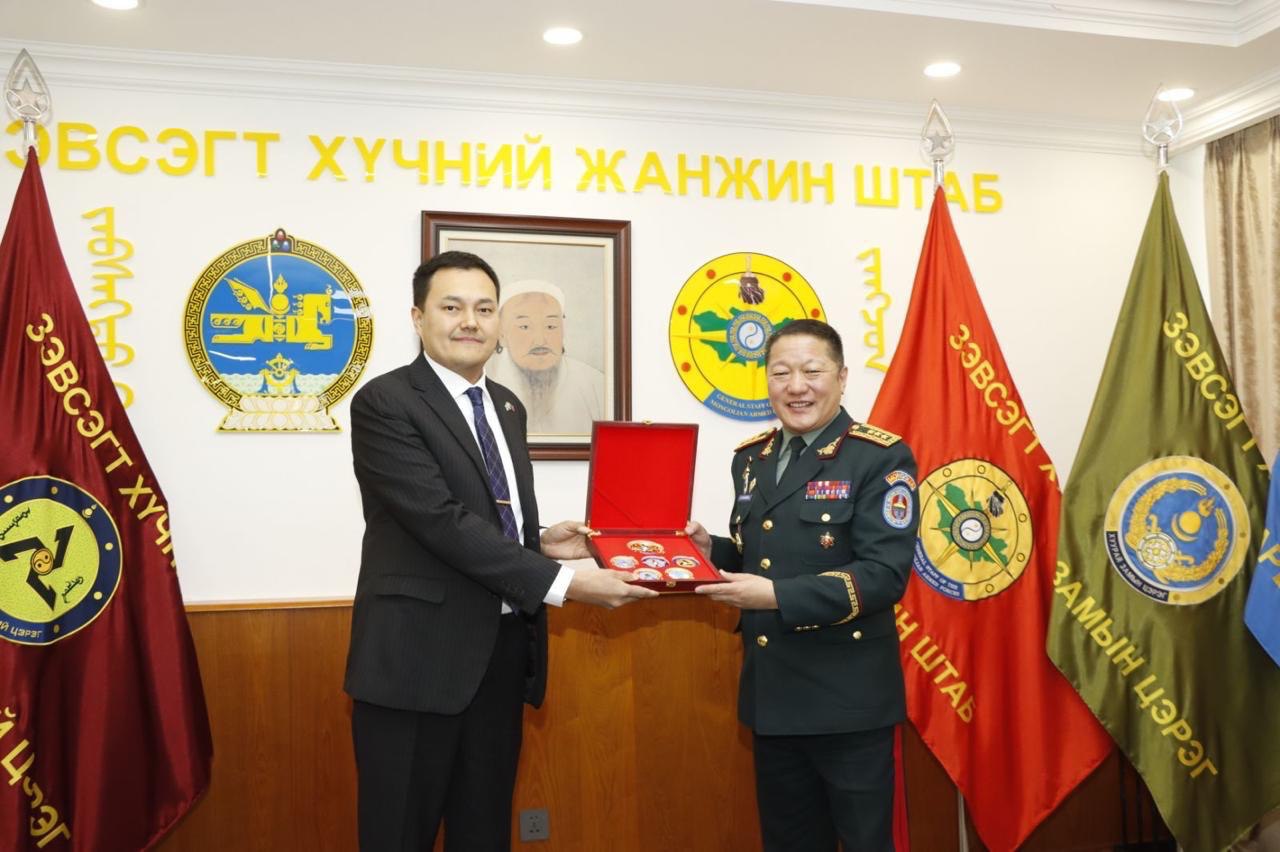 Қазақстанның Елшісі А.Сейтақынов Моңғолия Қарулы күштері Бас штабының бастығы Генерал-лейтенант С.Ганбямбамен келіссөздер жүргізді