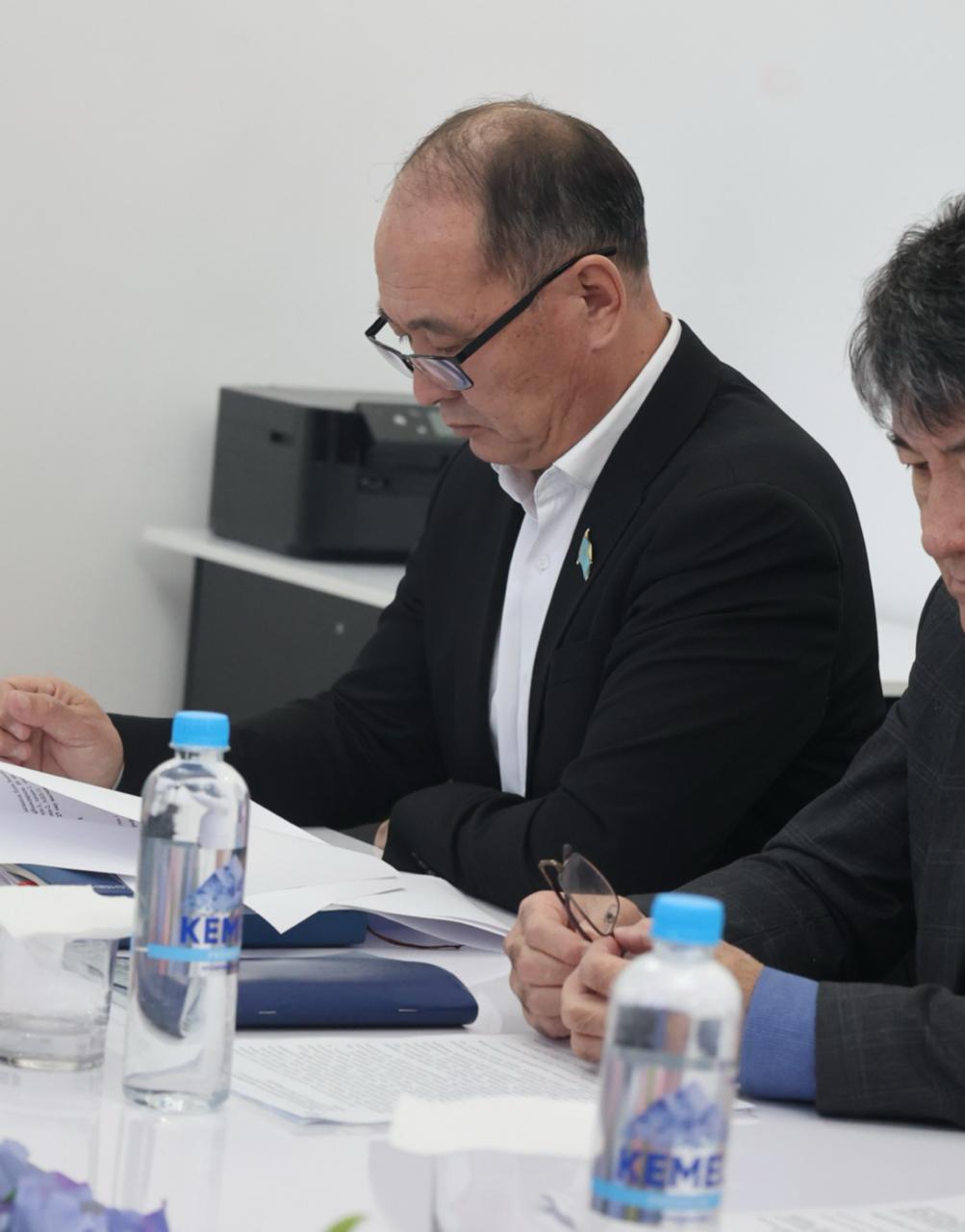 ШЕТ АУДАНДЫҚ ҚОҒАМДЫҚ КЕҢЕСТЕ КОНСТИТУЦИЯНЫҢ ЖАҢА ЖОБАСЫ ТАЛҚЫЛАНДЫ