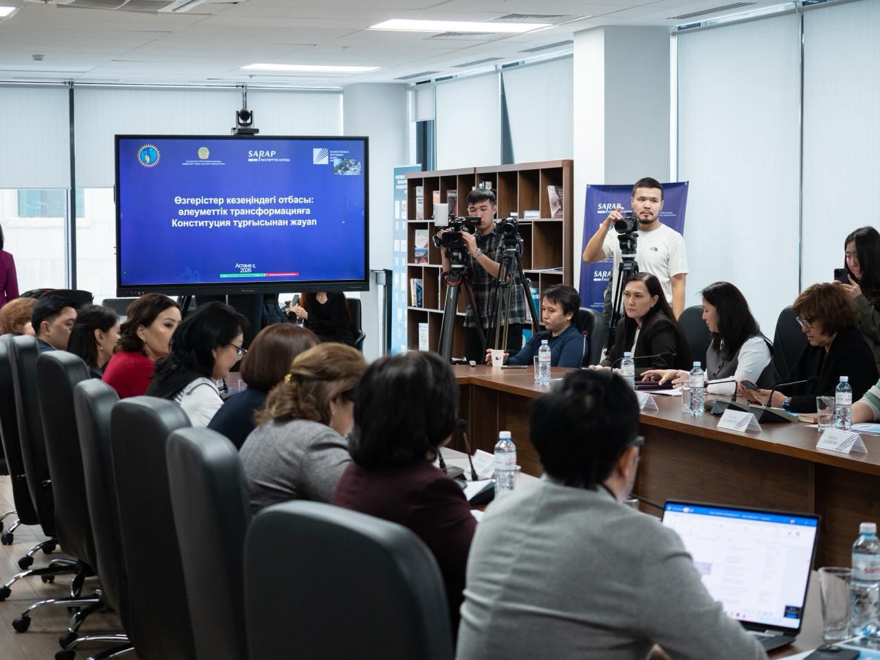 Бүгін, 6 ақпан күні, Астана қаласында «SARAP» эксперттік клубының «Өзгерістер кезеңіндегі отбасы: әлеуметтік трансформацияға Конституция тұрғысынан жауап» атты отырысы өтті.
