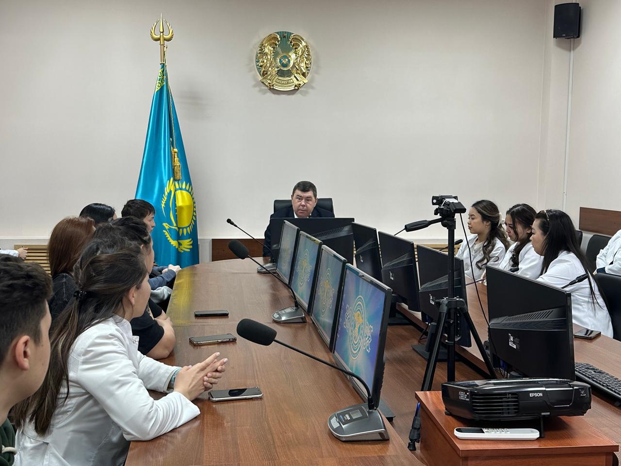 Қарағанды облысының санитариялық-эпидемиологиялық бақылау департаментінің басшысы Юрий Залыгин Қарағанды медициналық университетінің студенттерімен жеке кездесу өткізді
