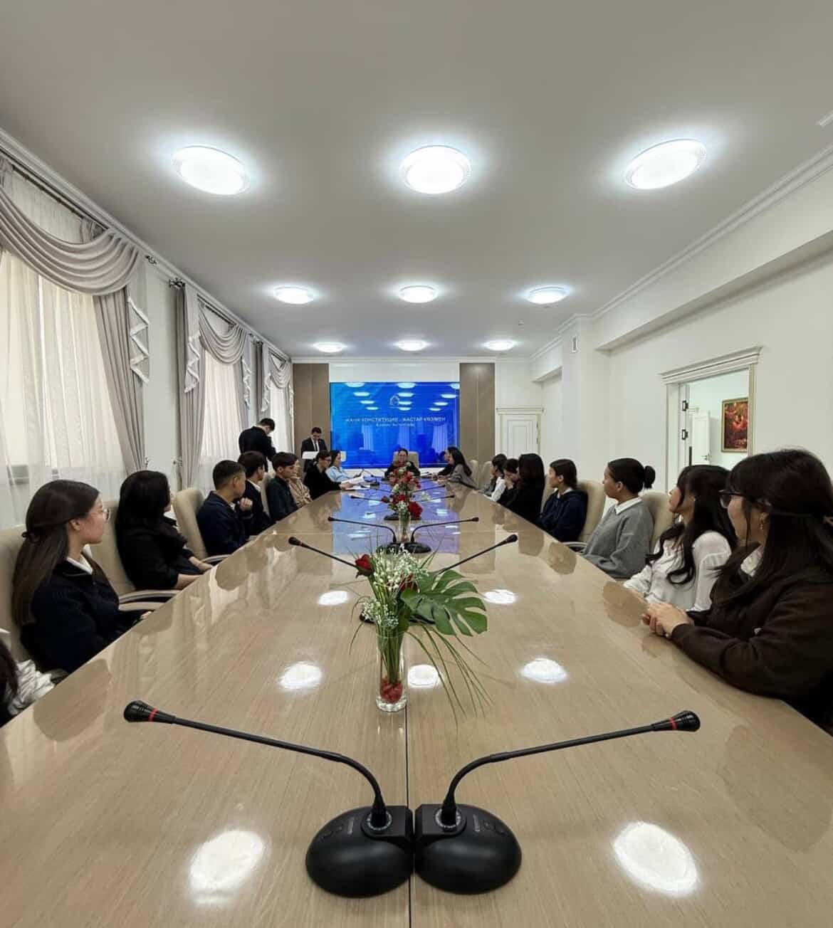 «Жаңа Конституция – жастар көзімен» тақырыбында ашық форматтағы кездесу өткізді