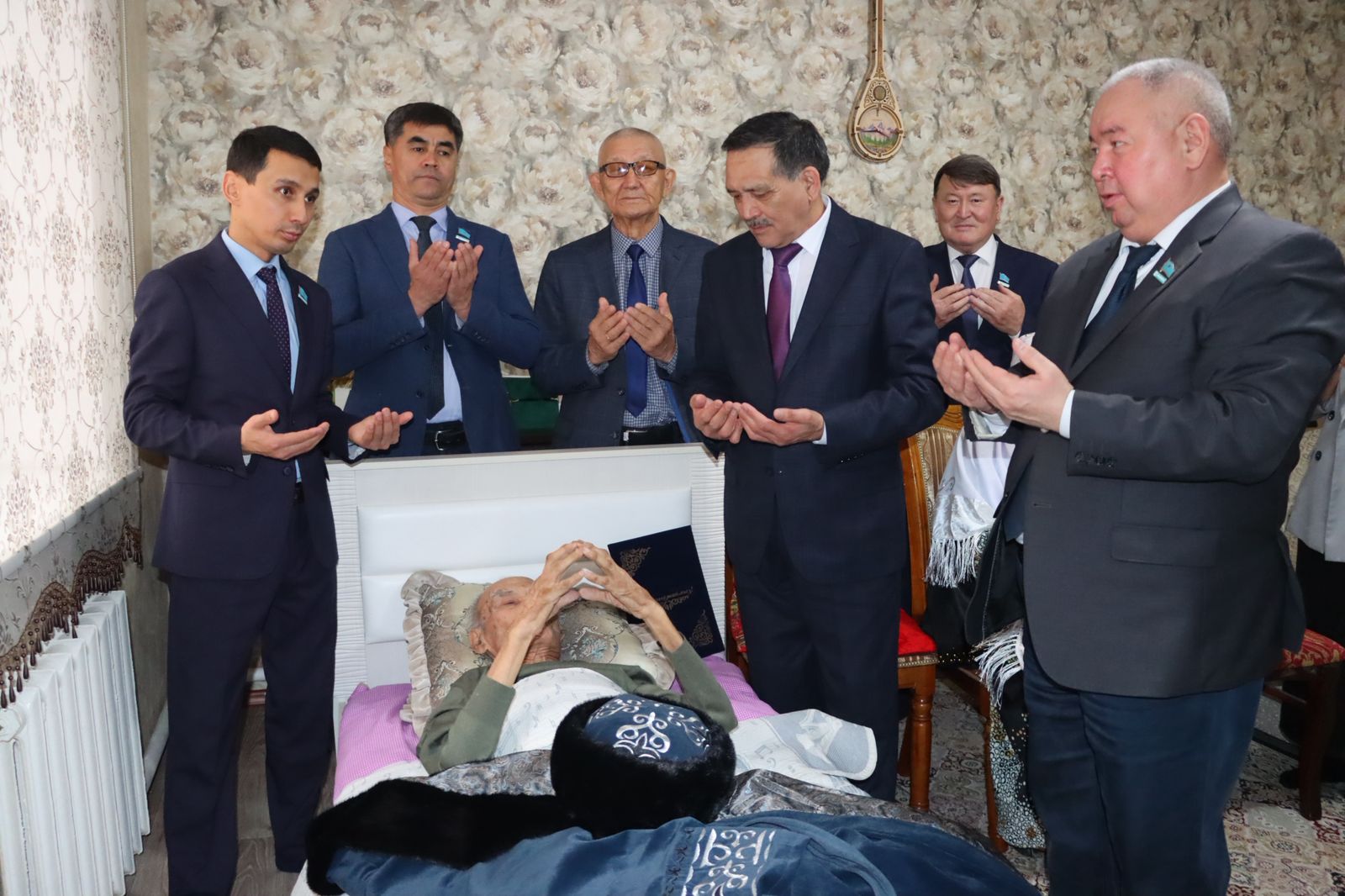 Аудан әкімі қазақстанның құрметті журналисі, ақын Мұхтар Сақтаповты 90 жас мерейтойымен құттықтады