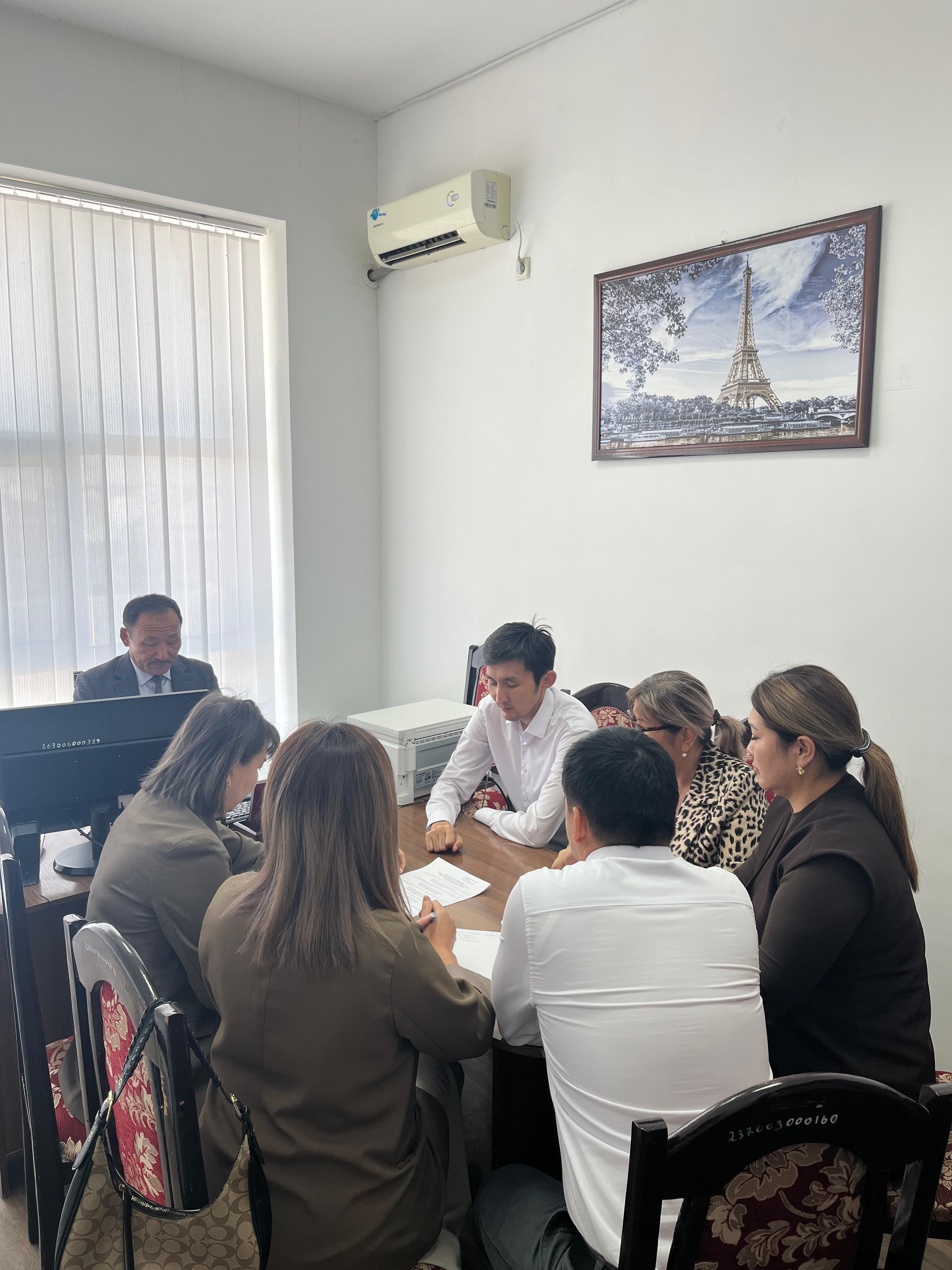 Дүниежүзілік сайлау күніне орай Исатай аудандық аумақтық сайлау комиссиясының мүшелерімен дөңгелек үстел форматында жиын өтті.