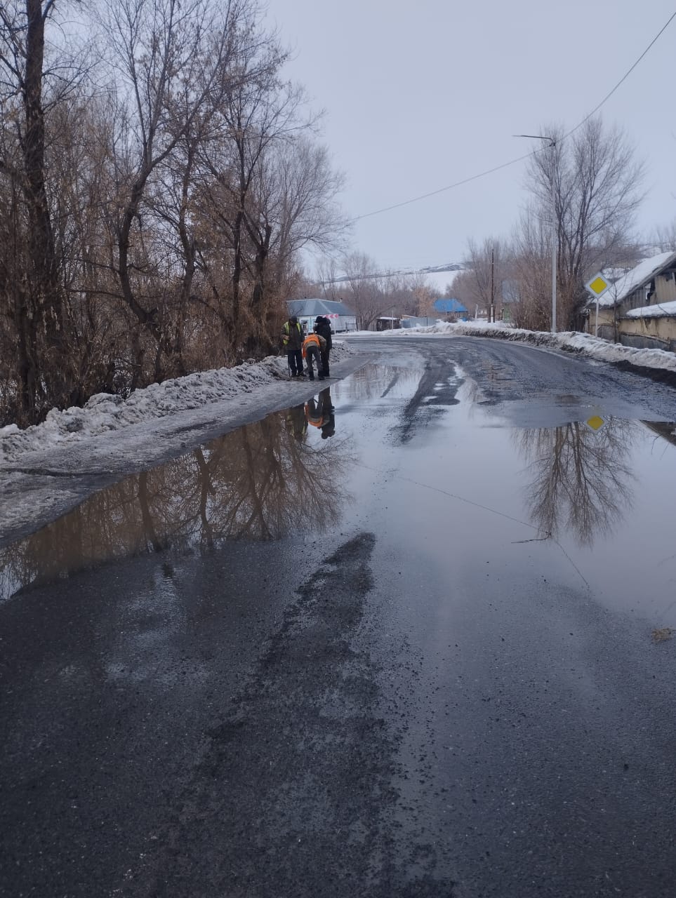 Теректі ауылдық округінде жолдарды шалшық су мен мұздан тазарту жұмыстары жүргізілді