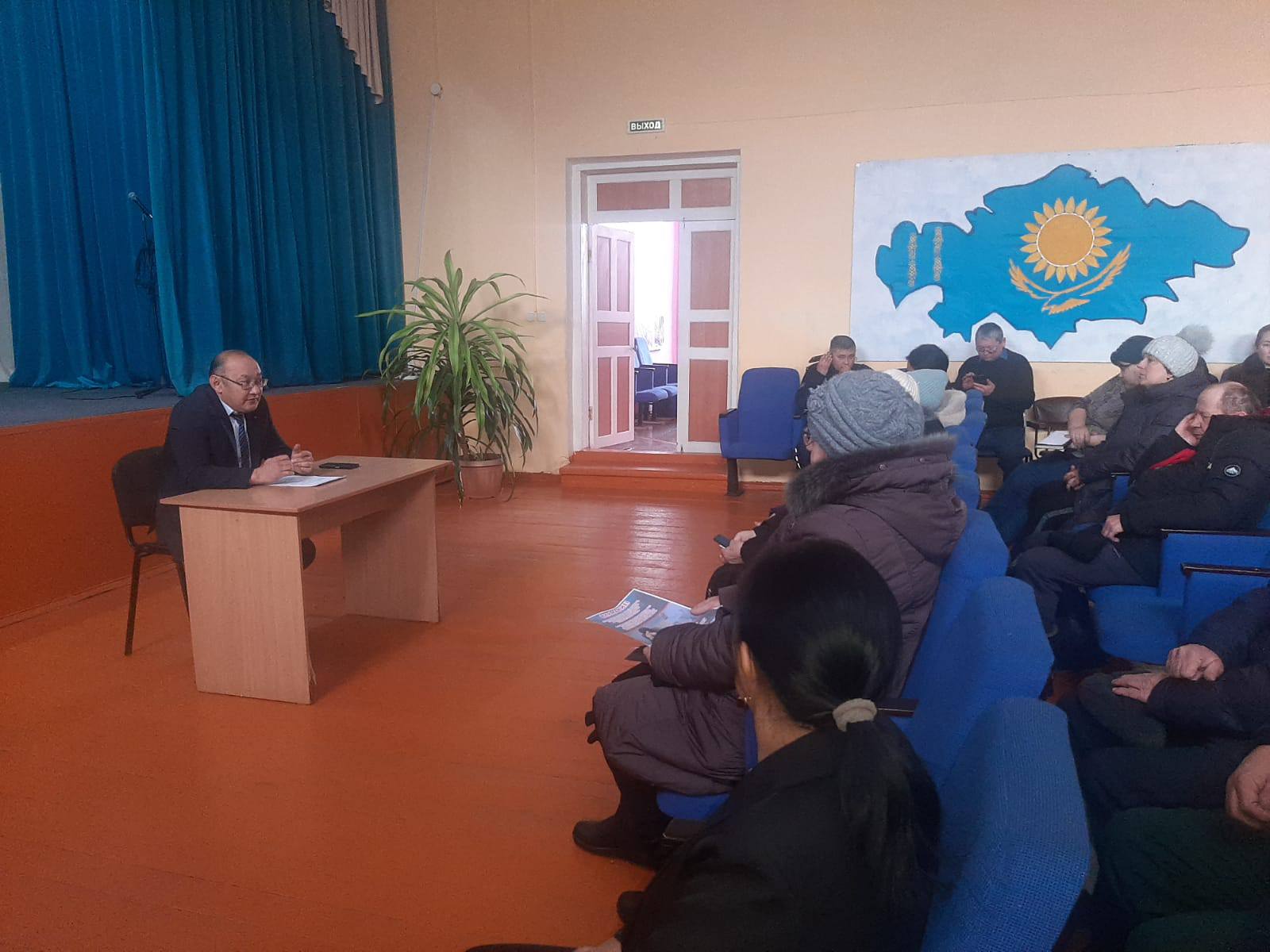 селолық округ әкімінің Железное селосының тұрғындарымен кездесуі