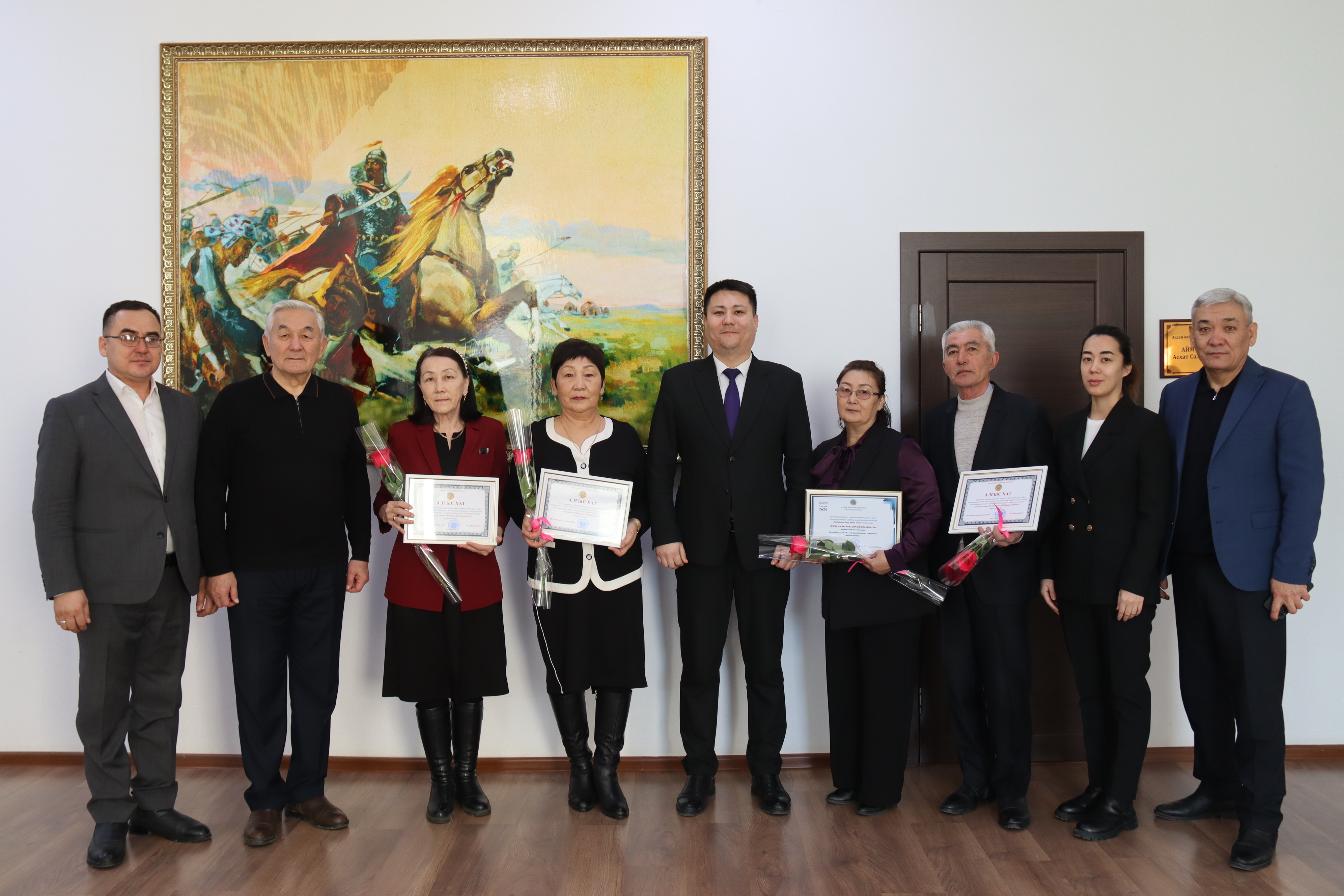 В соответствии с планом мероприятий, посвященных Всемирному дню выборов, 6 февраля текущего года Территориальной избирательной комиссией Махамбетского района с участием временно исполняющего обязанности акима Махамбетского района А. Аймуратова была организована группа членов участковых избирательных комиссий, принявших активное участие в организации и проведении выборов и внесших значительный вклад в эту сферу, а также благодарственные письма акима района и председателя Атырауской областной избирательной комиссии награжден письмами.