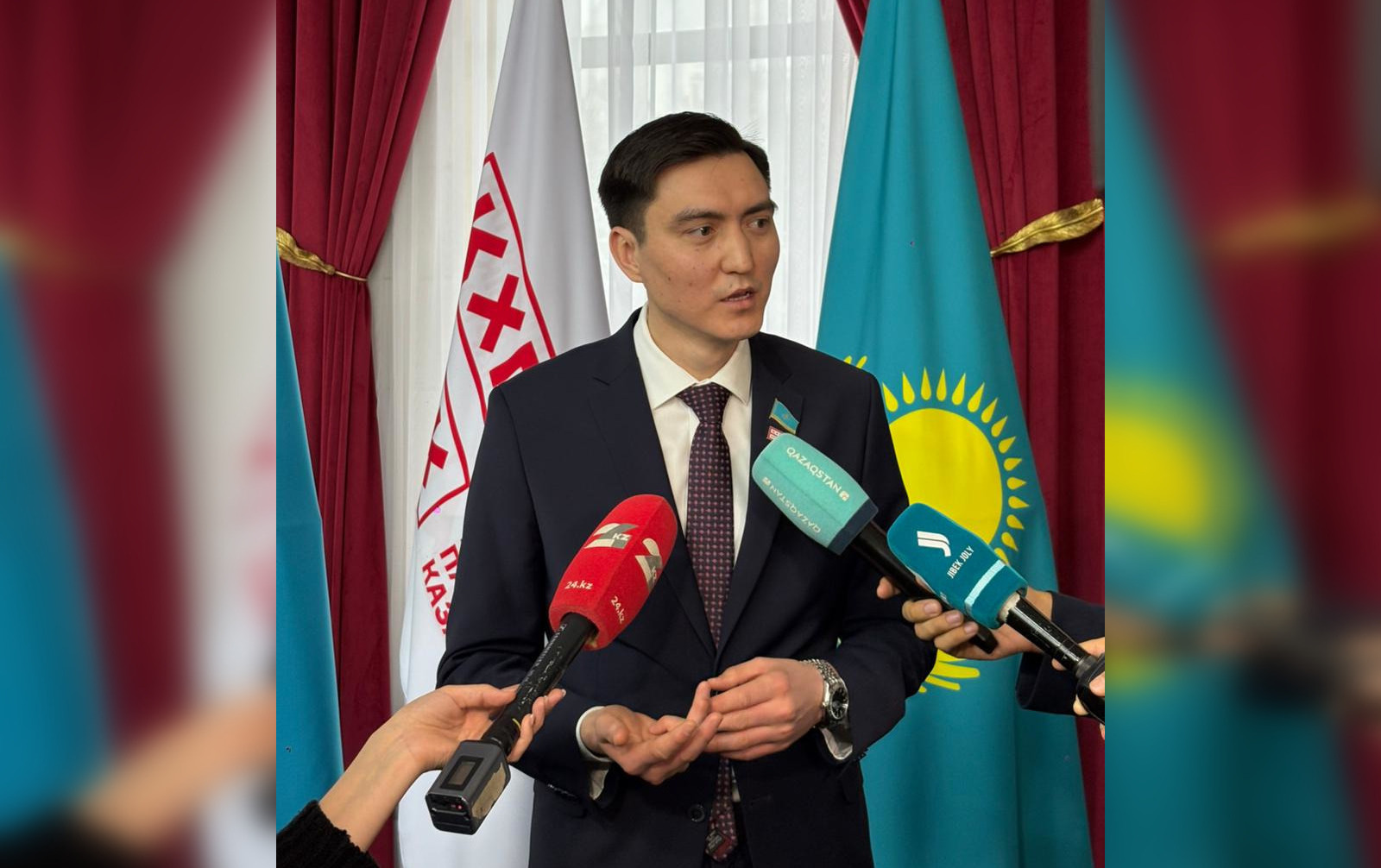 Партиядағы пікірталас  ҚХП Орталық кеңсесінде жаңа Конституция жобасы бойынша пікірталас өтті. Оған партия белсенділері қатысты.