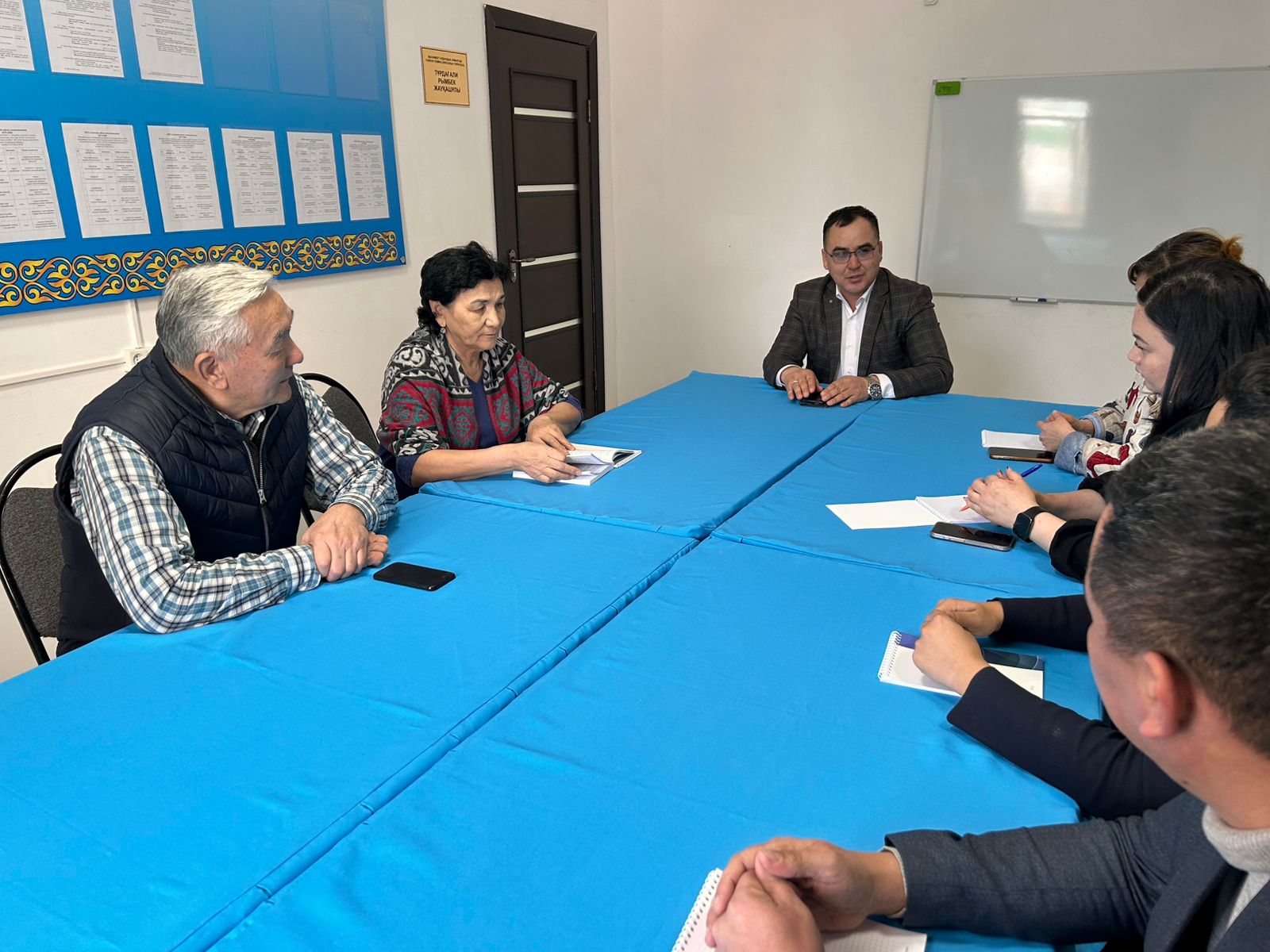 Ағымдағы жылдың 6 ақпаны күні Махамбет аудандық аумақтық сайлау комиссиясының ұйымдастыруымен Дүниежүзілік сайлау күніне арналған іс-шаралар жоспарына сәйкес, сайлау саласында ұзақ жылдар еңбек еткен яғни, аумақтық сайлау комиссиясының төрағасы болып еңбек еткен С.Шотпақов пен №215 учаскелік сайлау комиссиясының төрағасы болған Т.Сариева жас сайлаушылармен және жас сайлау комиссияларының мүшелерімен кездесті