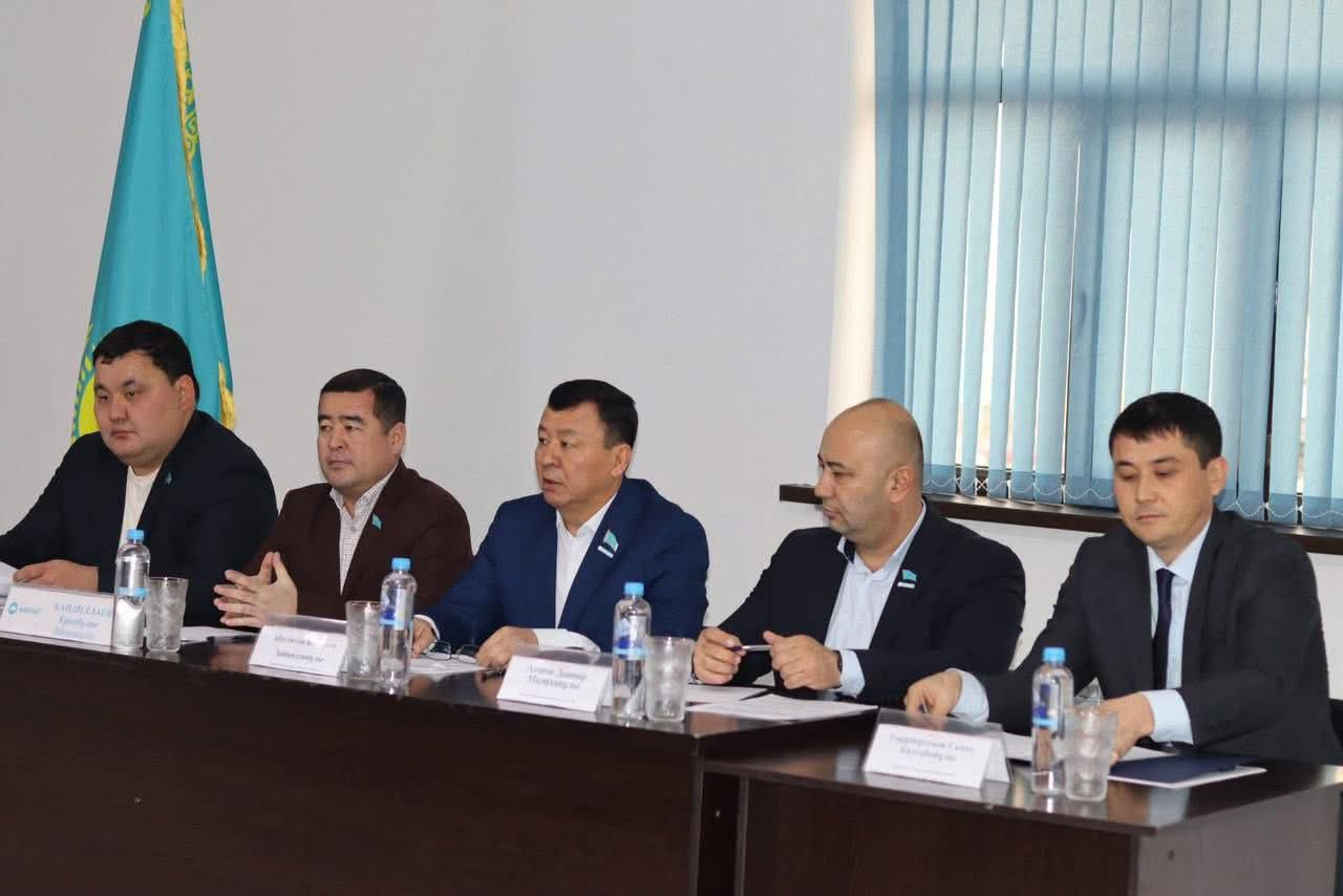 ДЕПУТАТТАР БІРЛІК СЕКТОРЫНЫҢ ТҰРҒЫНДАРЫМЕН КЕЗДЕСТІ