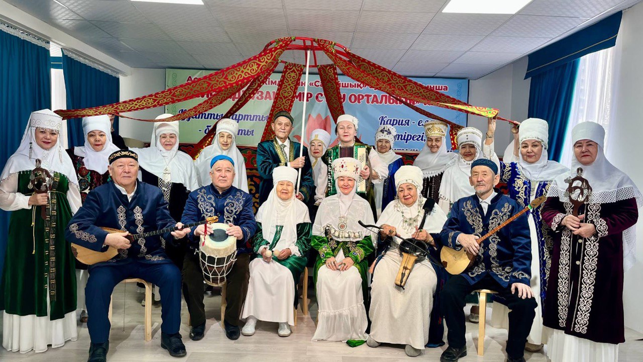 В Астане 80-летние бабушки учатся играть на национальных инструментах