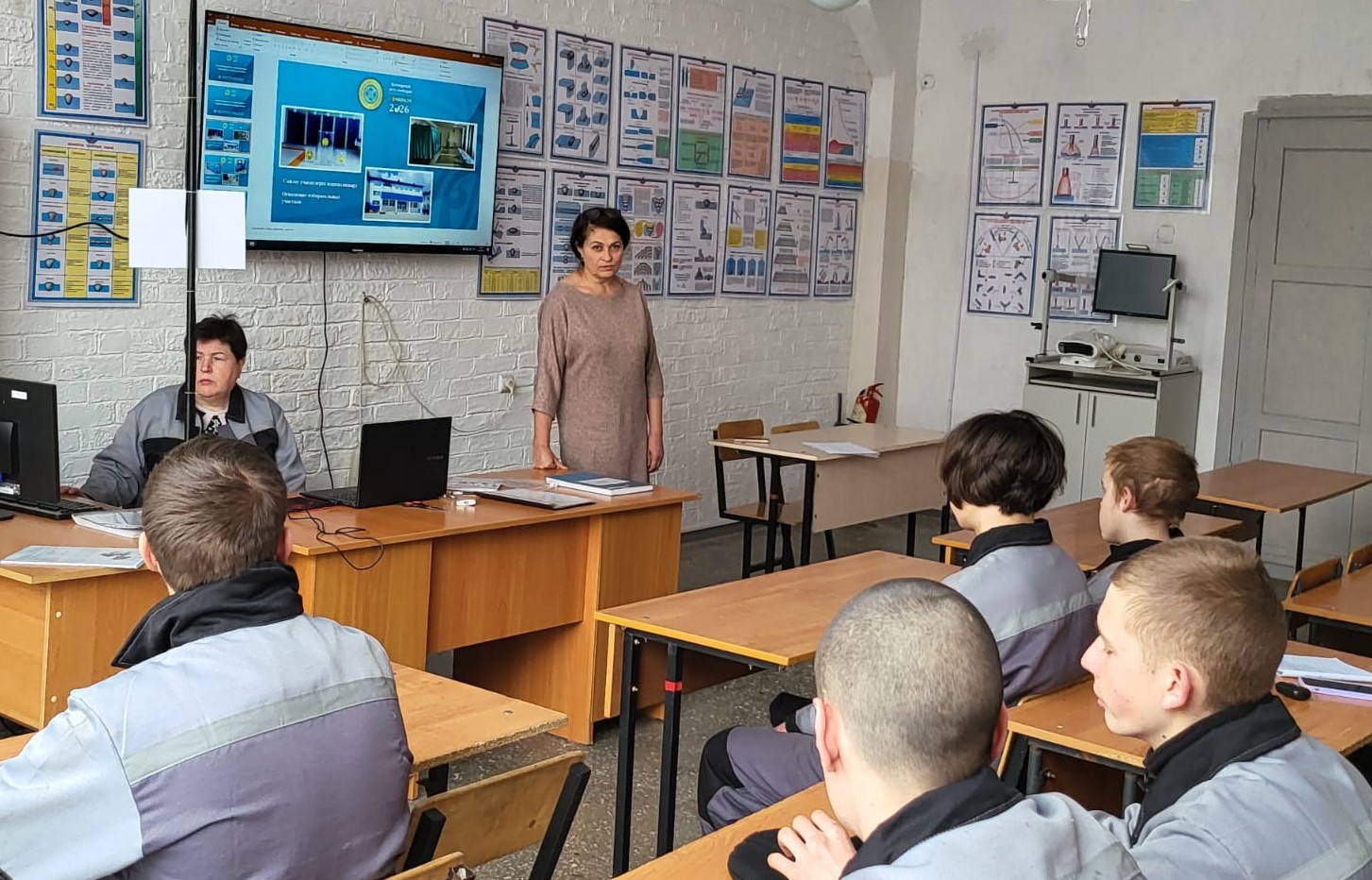 Дүниежүзілік сайлау күнін мерекелеу аясында Риддер қаласының оқу орындарында студенттер мен жоғары сынып оқушыларының учаскелік сайлау комиссияларының төрағаларымен - көптеген жылдарды сайлау жүйесінде жұмыс істеуге арнаған адамдармен кездесулері өтті. Ашық диалог форматында комиссия өкілдері «Риддер колледжі» КМҚК студенттерімен, сондай-ақ «№1 мектеп-лицей» КММ, «№5 орта мектеп» КММ және «№10 орта мектеп» КММ жоғары сынып оқушыларымен өздерінің кәсіби тәжірибелерімен бөлісті. Кездесулерге қатысушылар сайлау процесі қалай ұйымдастырылатынын және өткізілетінін, әділ және ашық сайлаудың негізінде қандай принциптер жатқанын және әрбір азаматтың қатысуы елдің болашағын қалыптастыруда неге шешуші рөл атқаратынын білді. Мұндай кездесулер жастарға сайлаудың маңыздылығын жақсы түсінуге және белсенді азаматтық ұстанымның маңыздылығын түсінуге көмектеседі