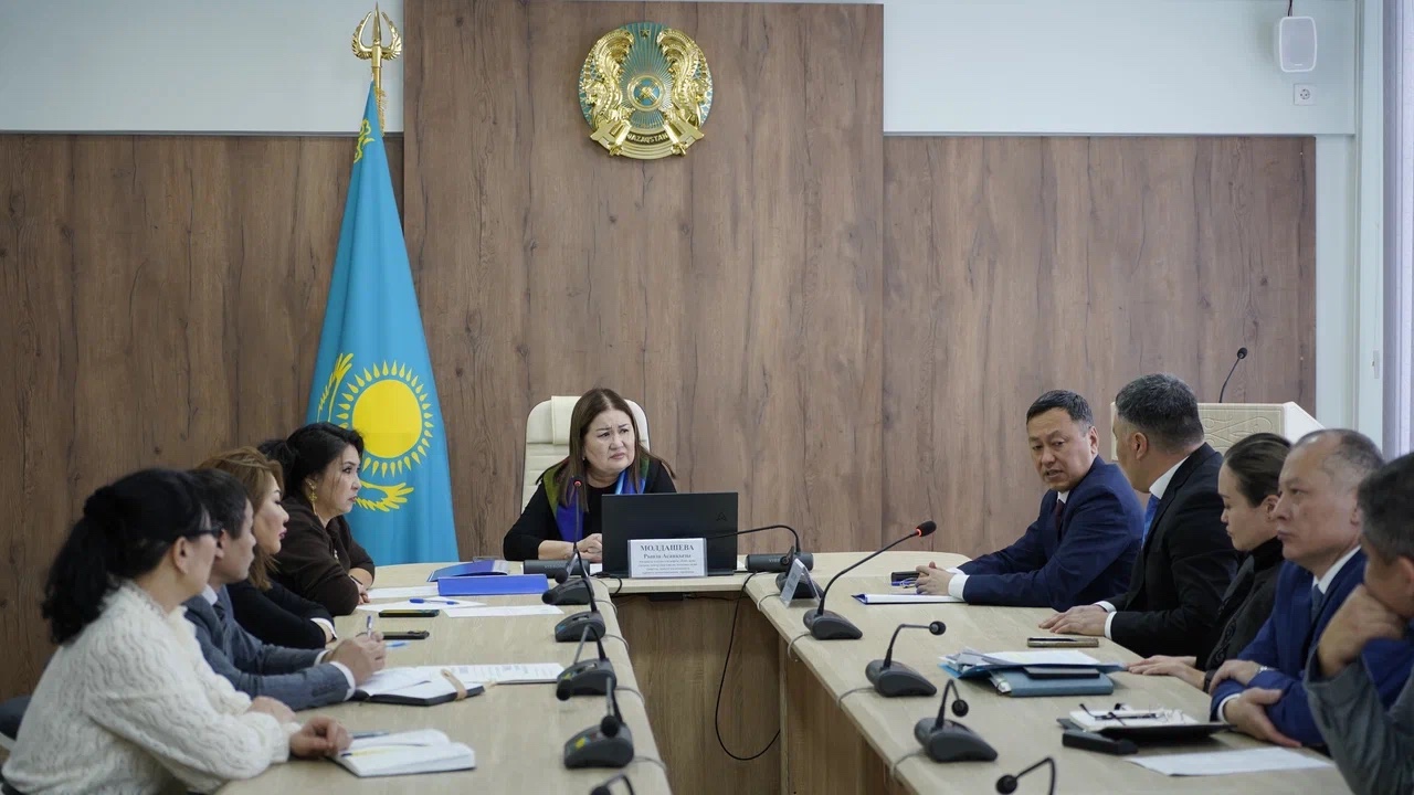 АБАЙ ОБЛЫСЫ МӘСЛИХАТЫНЫҢ ТҰРАҚТЫ КОМИССИЯСЫНЫҢ ОТЫРЫСЫ ӨТТІ