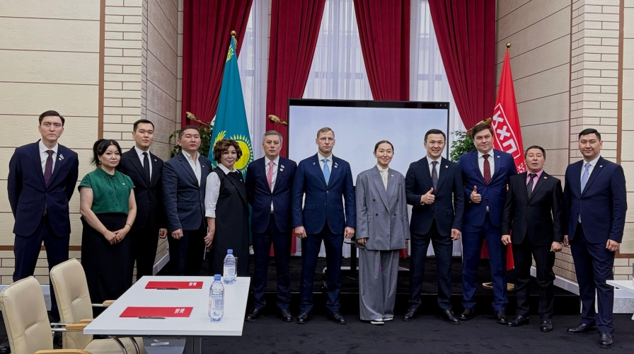 Партиядағы пікірталас  ҚХП Орталық кеңсесінде жаңа Конституция жобасы бойынша пікірталас өтті. Оған партия белсенділері қатысты.