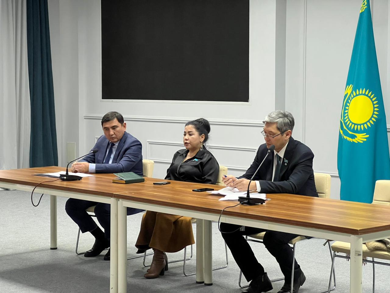 Сегодня состоялся брифинг, посвящённый вопросам экологической политики и рационального использования природных ресурсов, закреплённым в новой Конституции, с участием депутатов маслихата города Астаны от Демократической партии «Ак жол» — Садырбаева Нуржана Есентайулы и Кабдыгалиевой Мейрамгуль Кенжегалиевны.