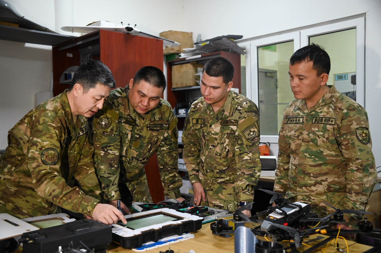 Ұлттық қорғаныс университетінің ғалымдары Құрлық әскерлері үшін ұшқышсыз авиация операторларын дайындауда