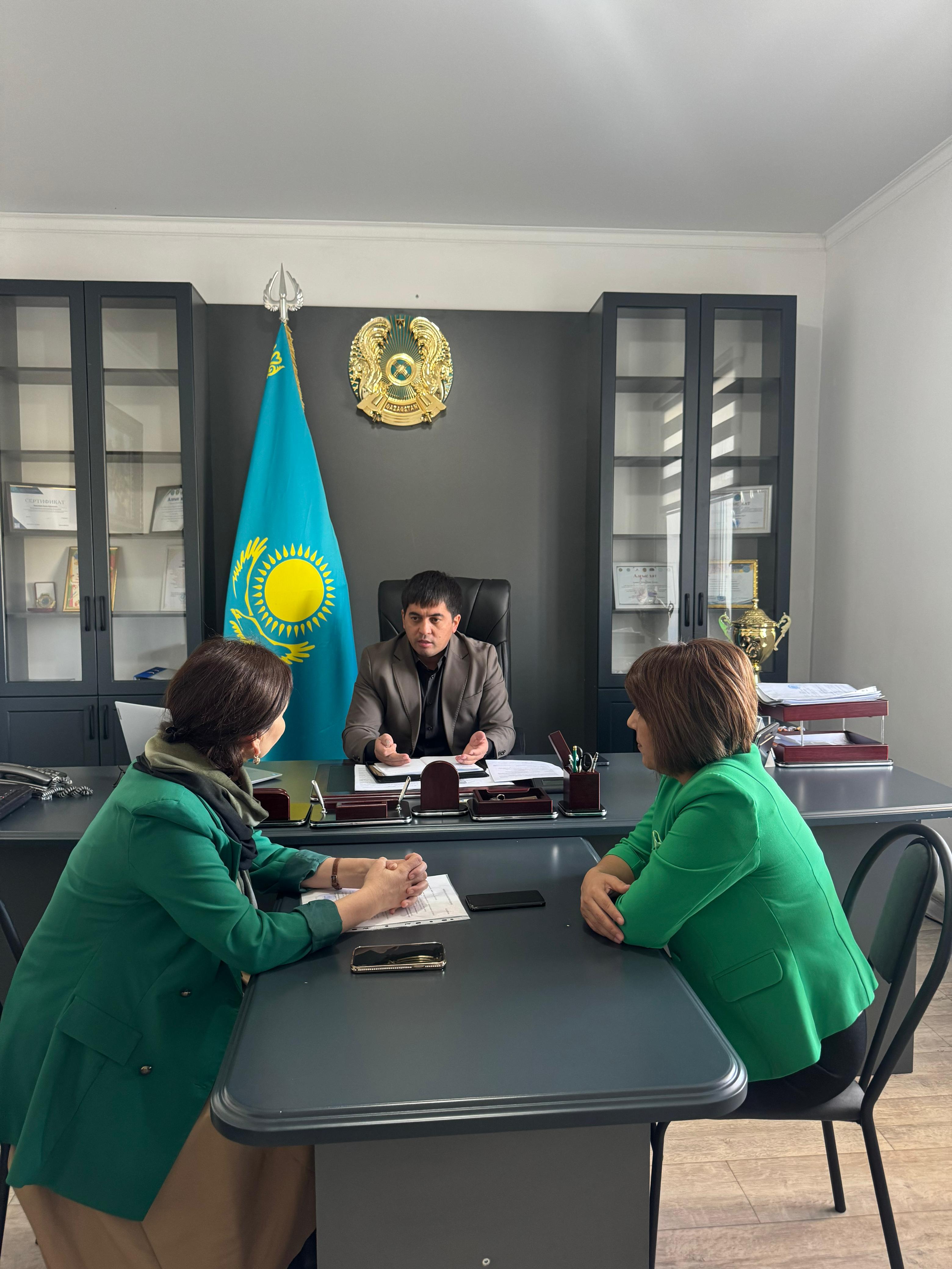 Рысқұлов ауылдық округі әкімі мектеп мамандарымен өзекті мәселелерді талқылады