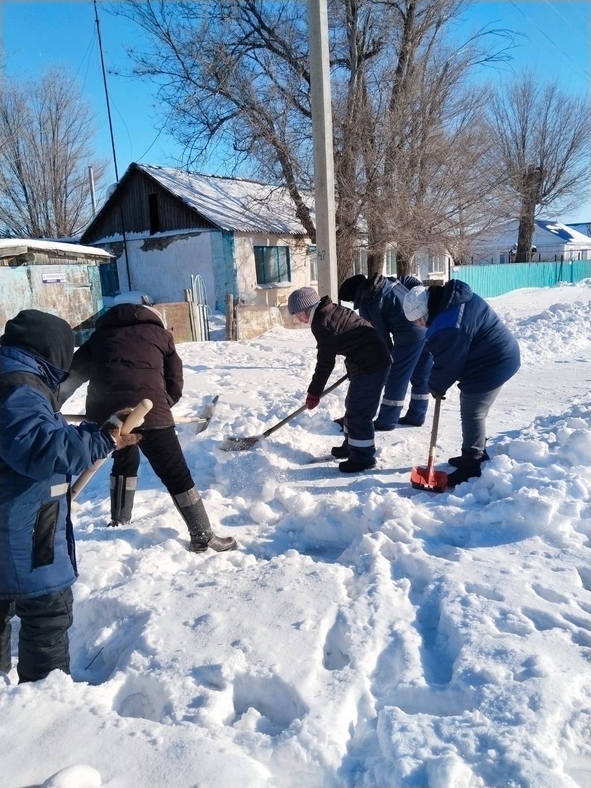 "Таза Қазақстан" акциясы аясында Есет батыр ауылында қар тазалау жұмыстары жүргізілуде
