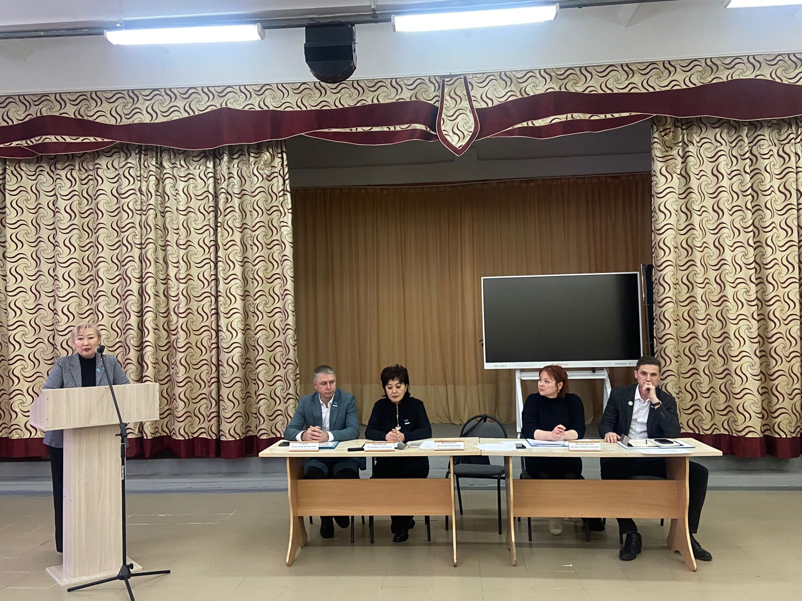 Шағын қабатты тұрғын үйлер мен 5, 7-шағын аудан тұрғындарымен есеп беру кездесуі: тікелей диалог және өзекті мәселелерді шешу