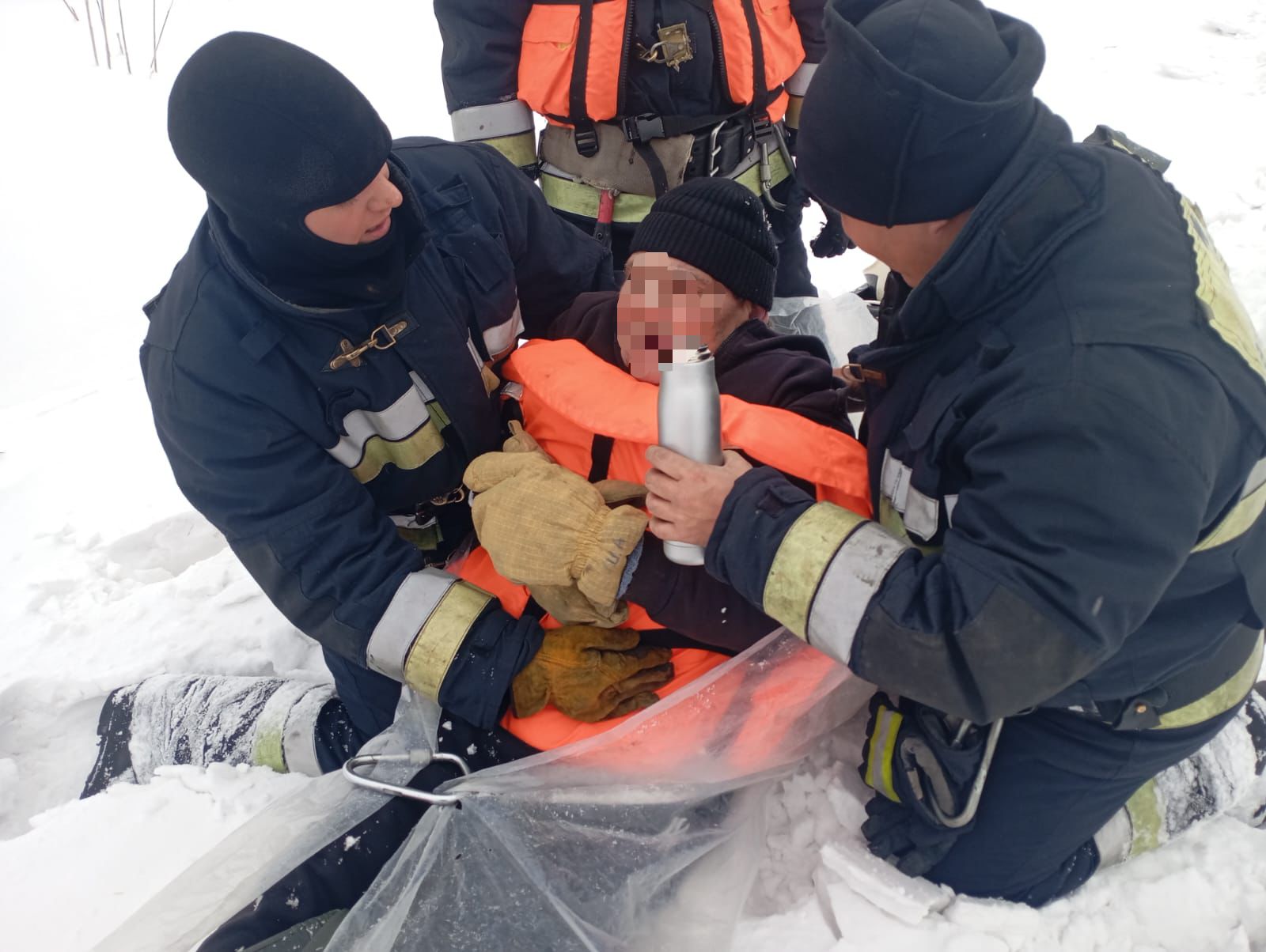 Сотрудники МЧС спасли рыбака