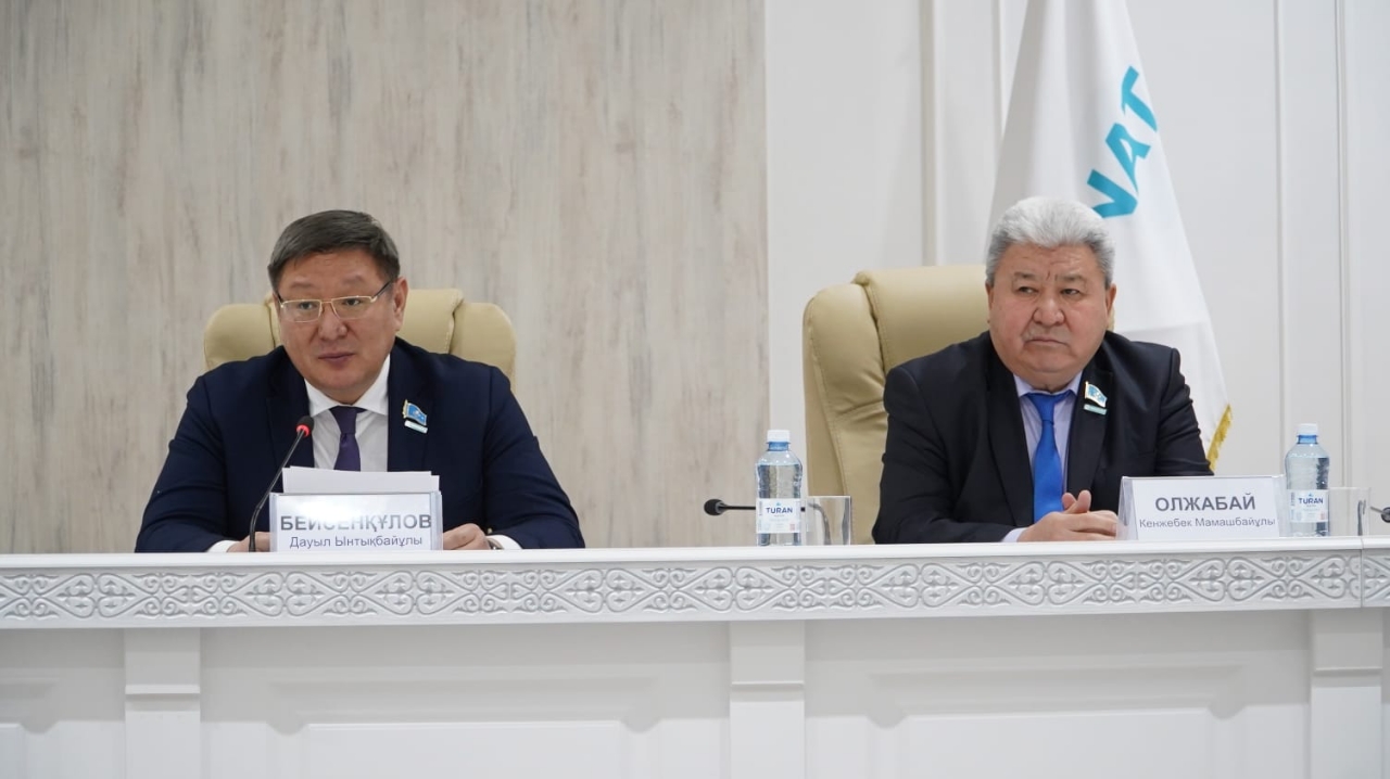 Фракция отырысында Конституциялық реформаның мәні түсіндірілді