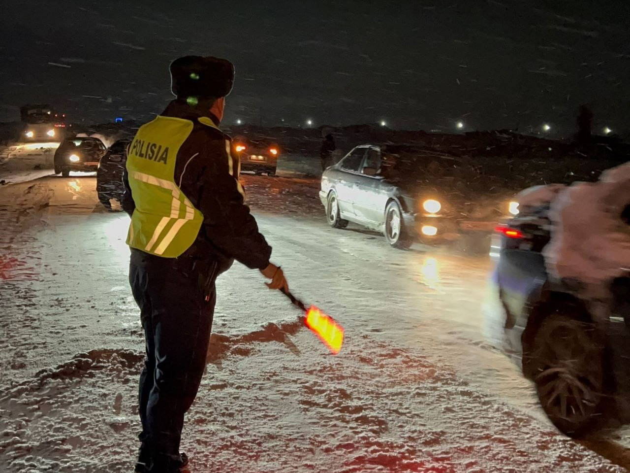 Полицияның бақылауымен: 170-тен астам автокөлік Өскемен – Семей тасжолын қауіпсіз жүріп өтті