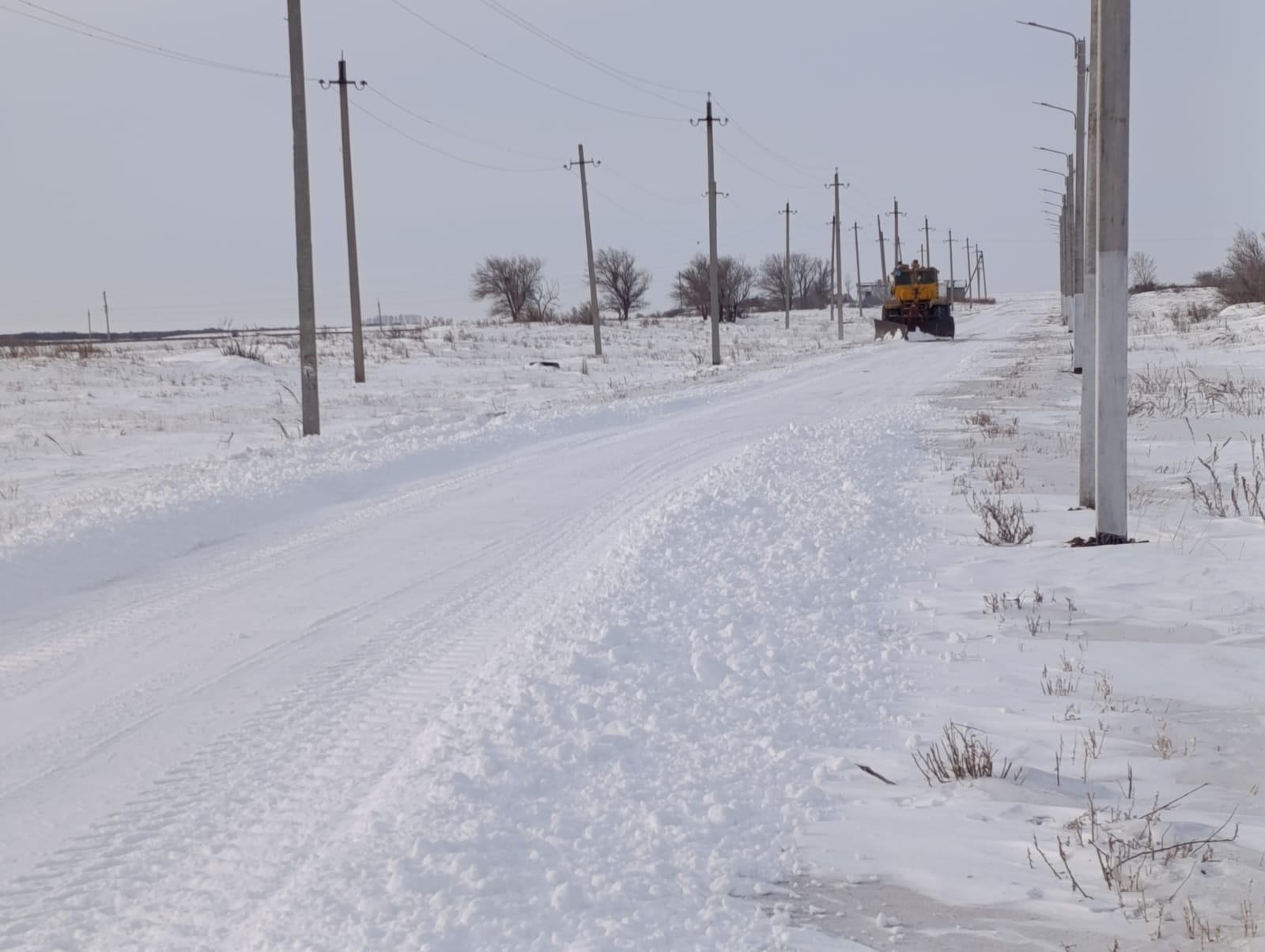 Бұзылық ауылында қар тазалау жұмыстарын жүргізу.