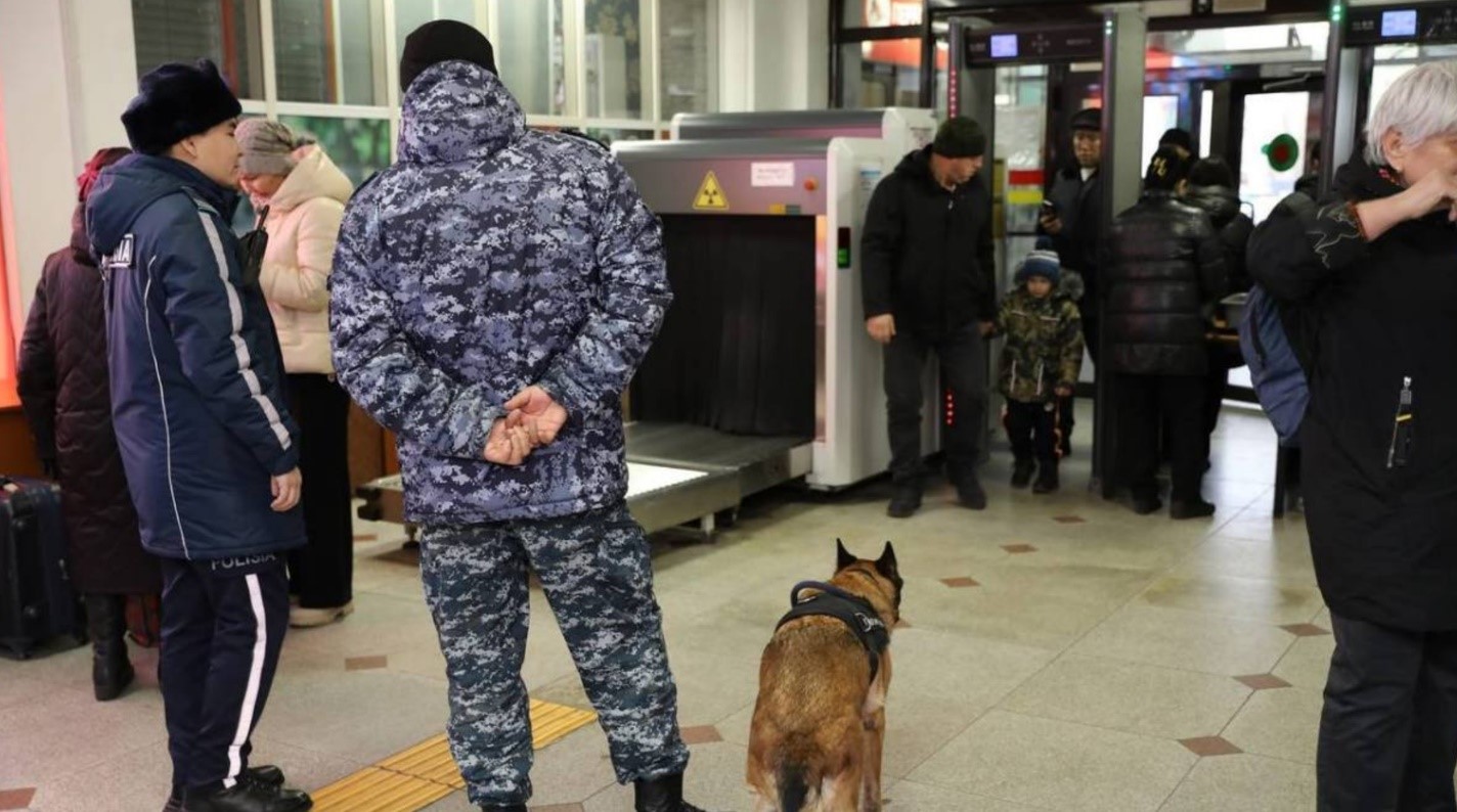 Алматы қаласының көліктегі полиция басқармасы терроризм туралы жалған хабарламалар үшін жауапкершілікті еске салды