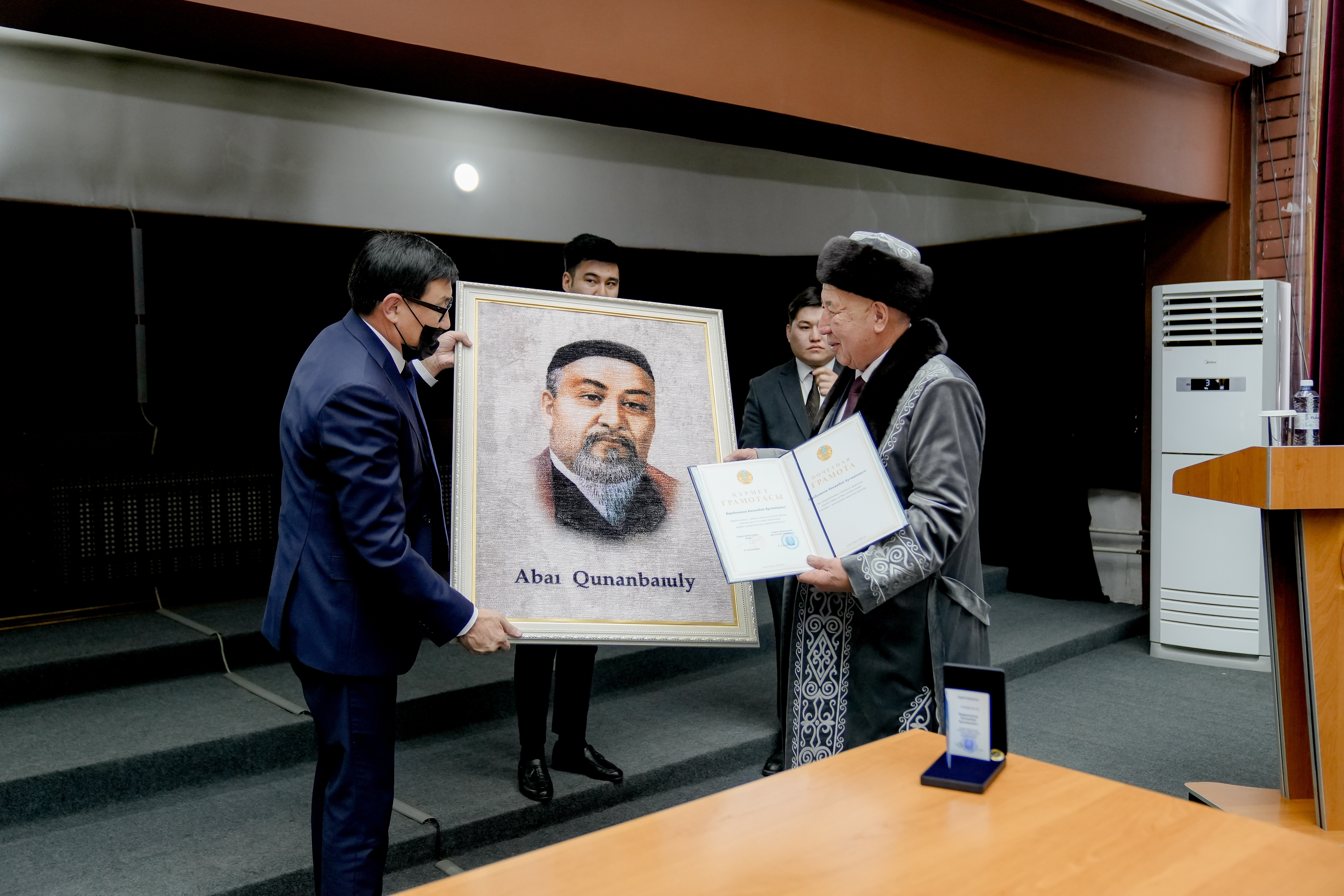 Семей қаласы Ардагерлер кеңесінің төрағасын салтанатты түрде ұлықтау