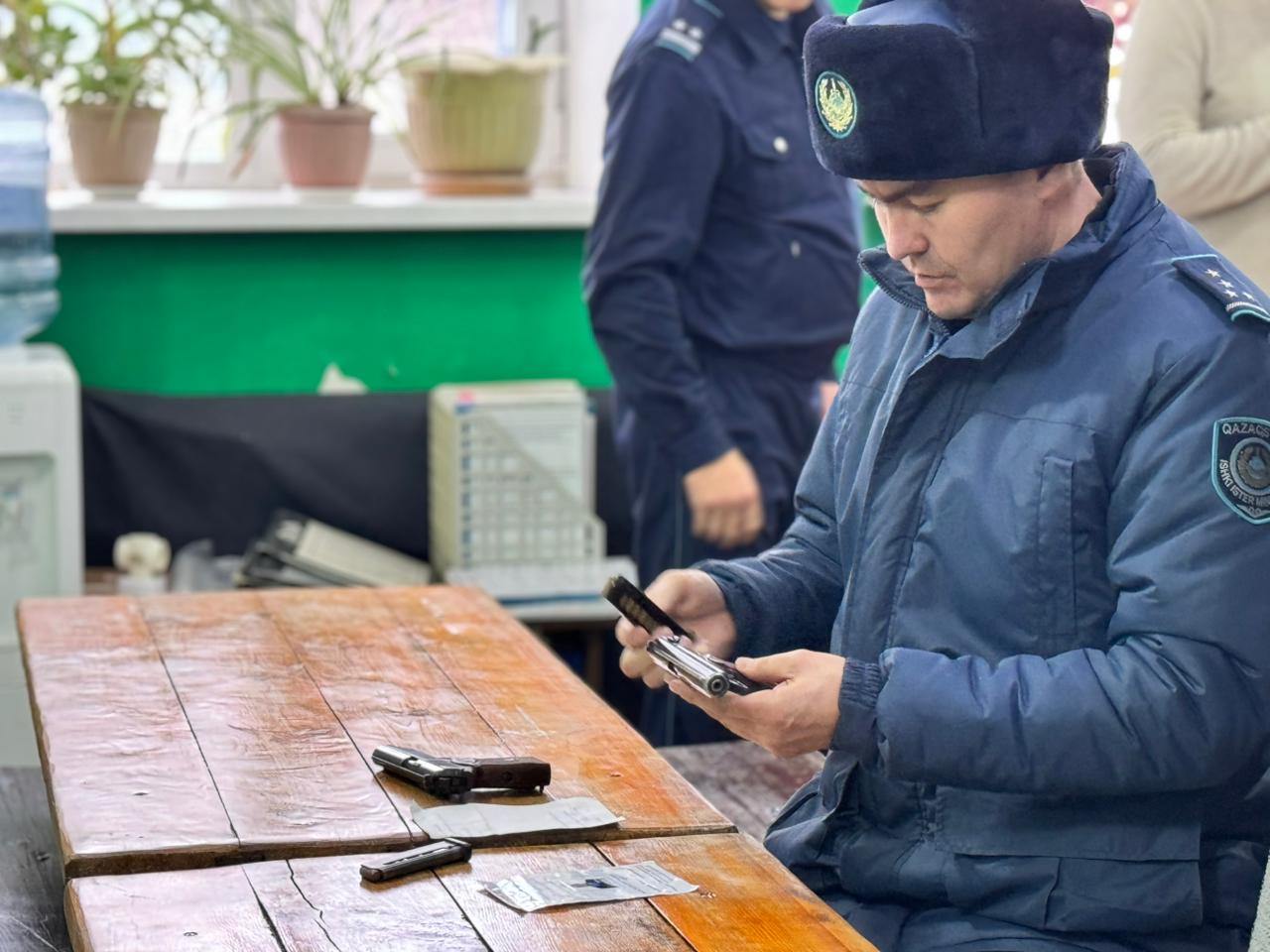 СҚО-да полицейлер қызметтік қаруды сақтау талаптарын тексеруде