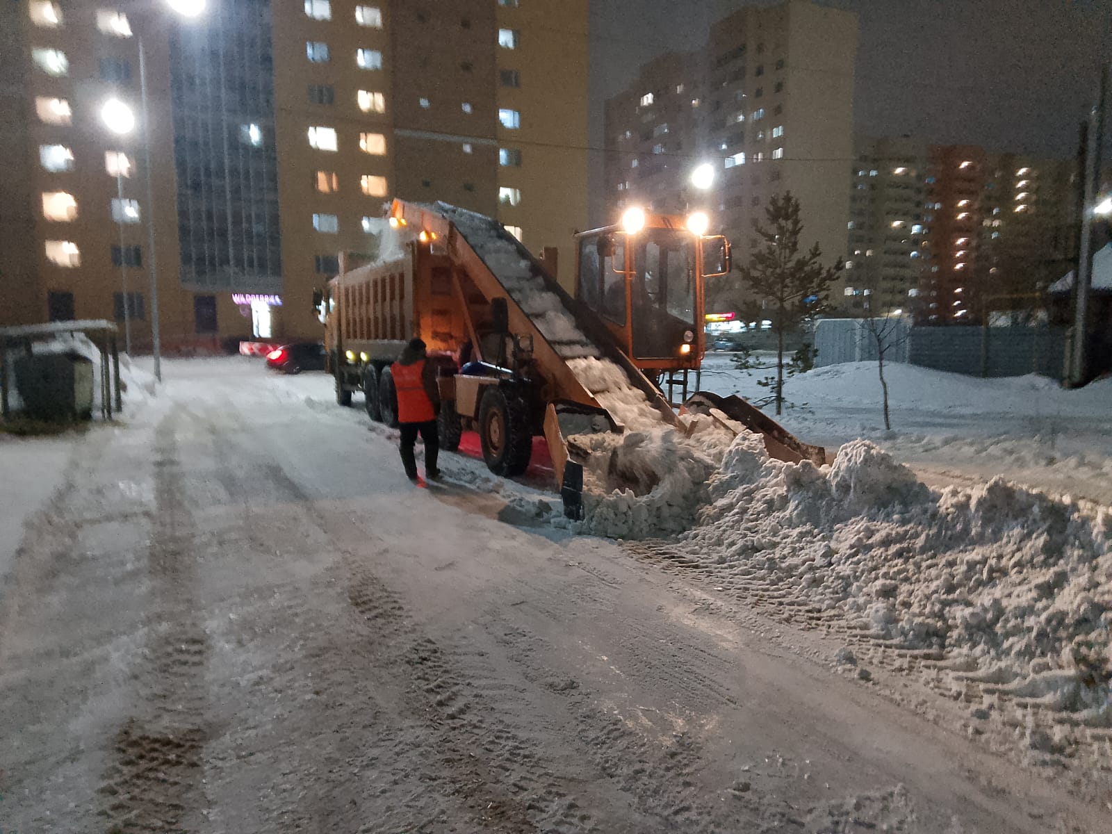 Астанада түнгі уақытта қар күреуге 1700-ге жуық арнайы техника жұмылдырылды