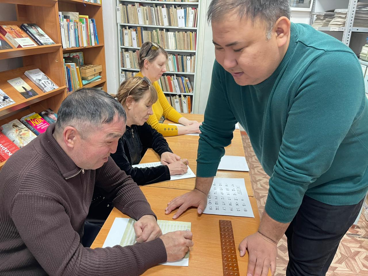 В библиотеке имени С.Сейфуллина проводятся занятия по изучению первых 11 букв шрифта Брайля