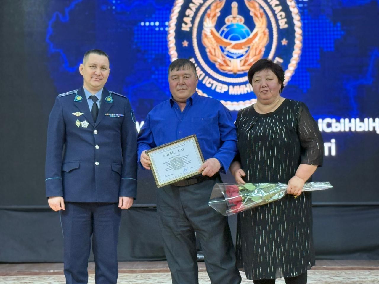 СҚО-да полицейлердің ата-аналарына алғыс хаттар табысталды