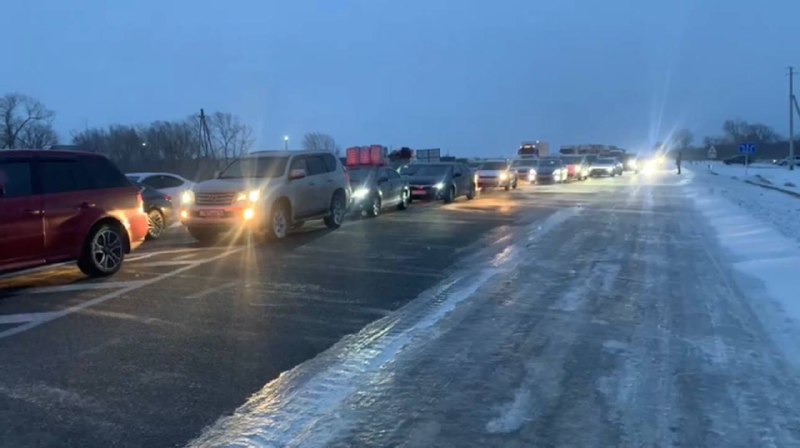 Қысқы боранға қарсы тәртіп пен жауапкершілік: Абай облысында полицейлер  150 көлікті сүйемелдеді