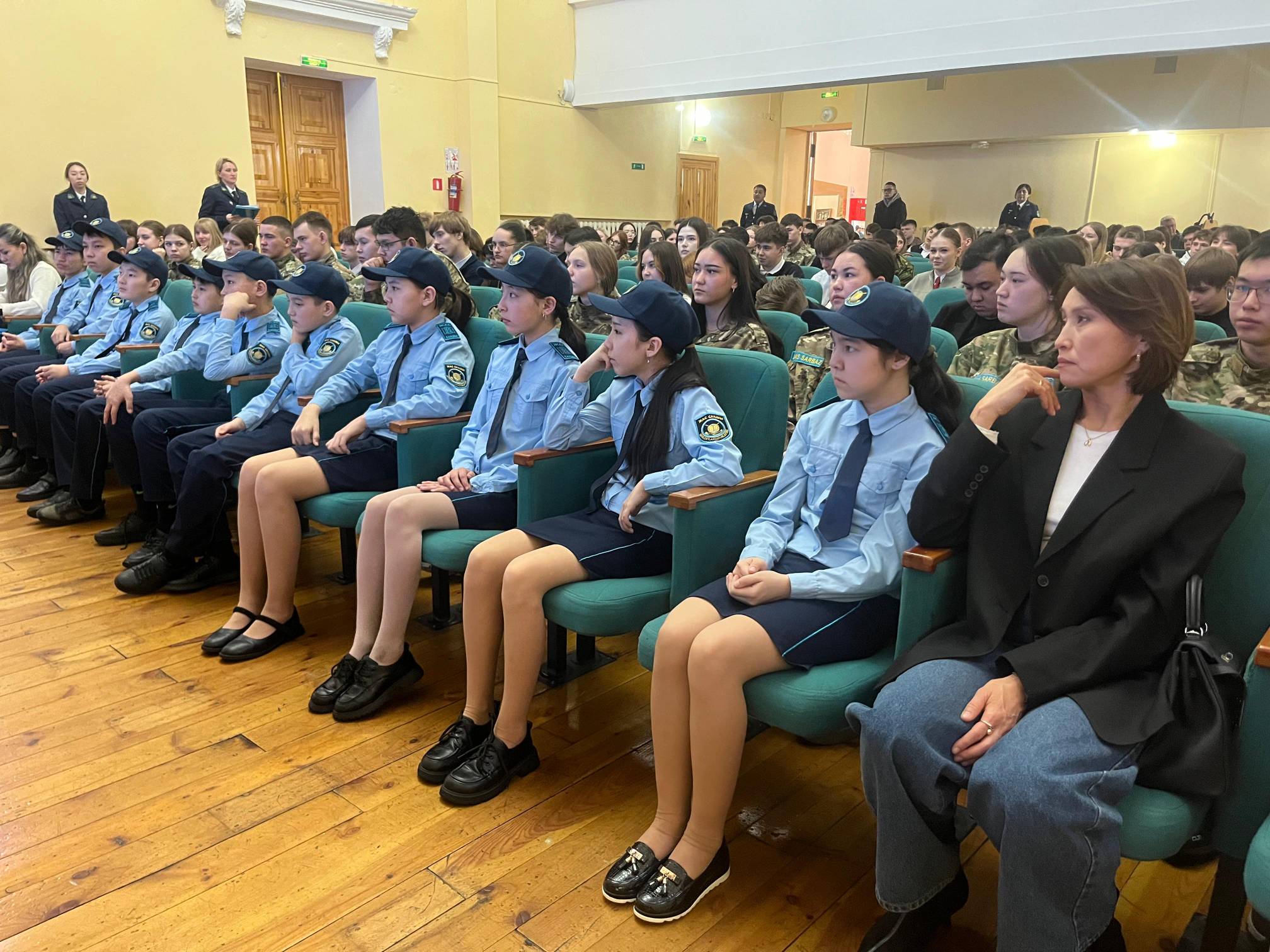 Алтай қаласында мектеп оқушылары мен студенттердің полиция қызметкерлерімен ерекше кездесуі өтті