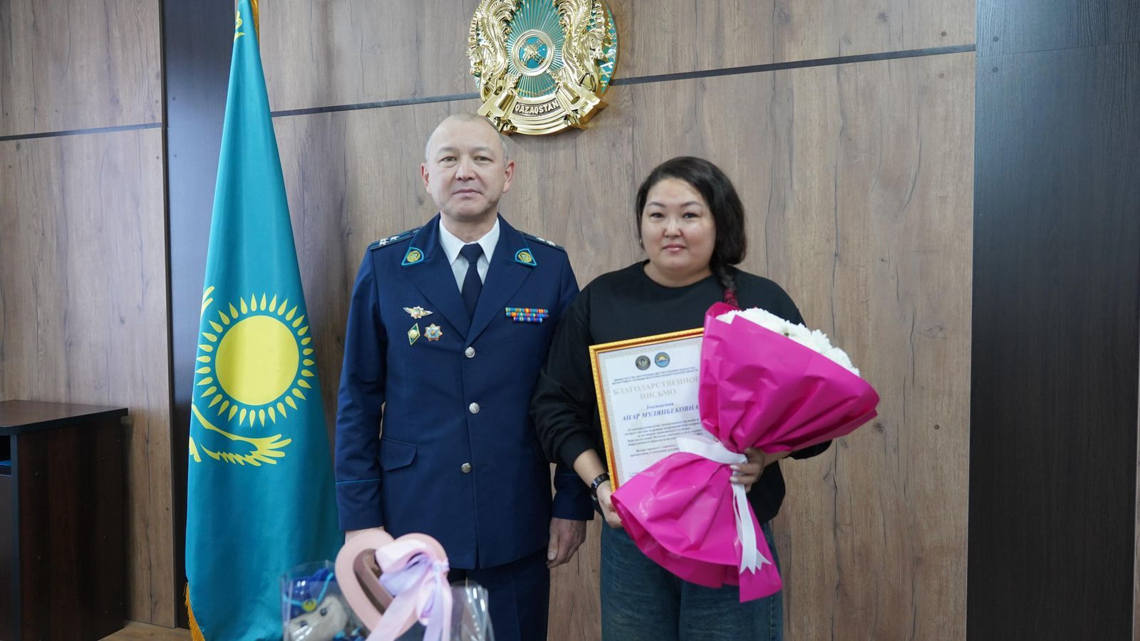 Жительница Усть-Каменогорска спасла пенсионерку от мошенников и сохранила ей более трех миллионов тенге