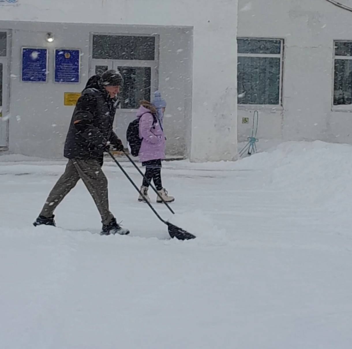Лесное ауылының көшелерін қардан тазарту