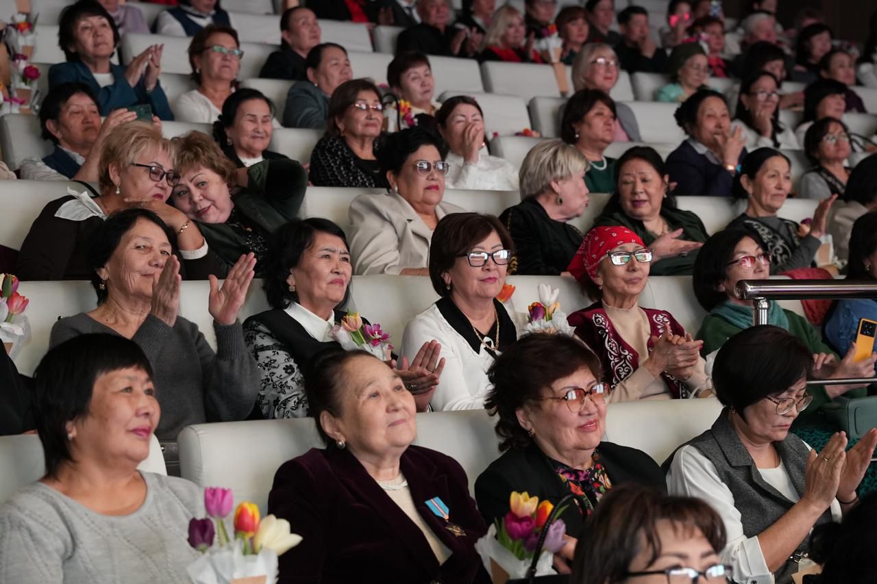 Алматыда педагогика ардагерлеріне арналған «Алғыс айтар ұрпақ бар» атты салтанатты концерт өтті
