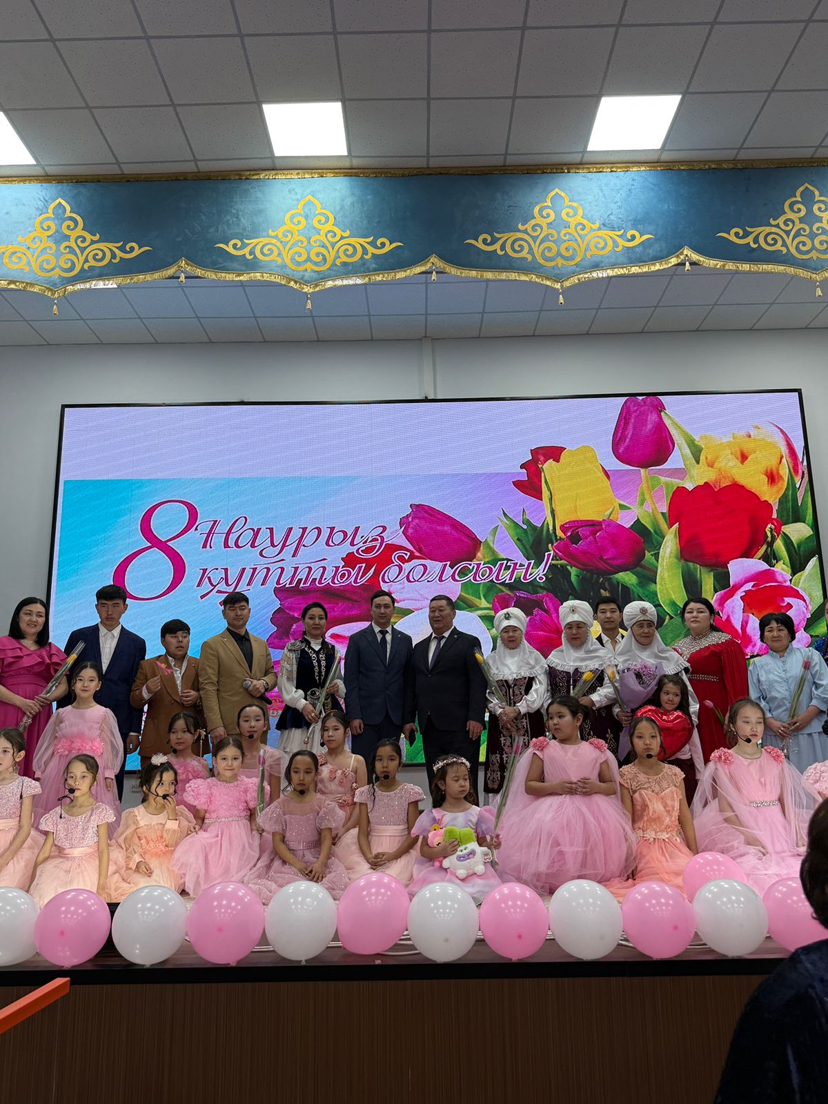 ⚜️ Жарлыөзек ауылдық округінде Бозтоған ауылының Мәдениет үйінде 8 наурыз – Халықаралық әйелдер күніне орай мерекелік іс-шара жоғары деңгейде аталып өтті.