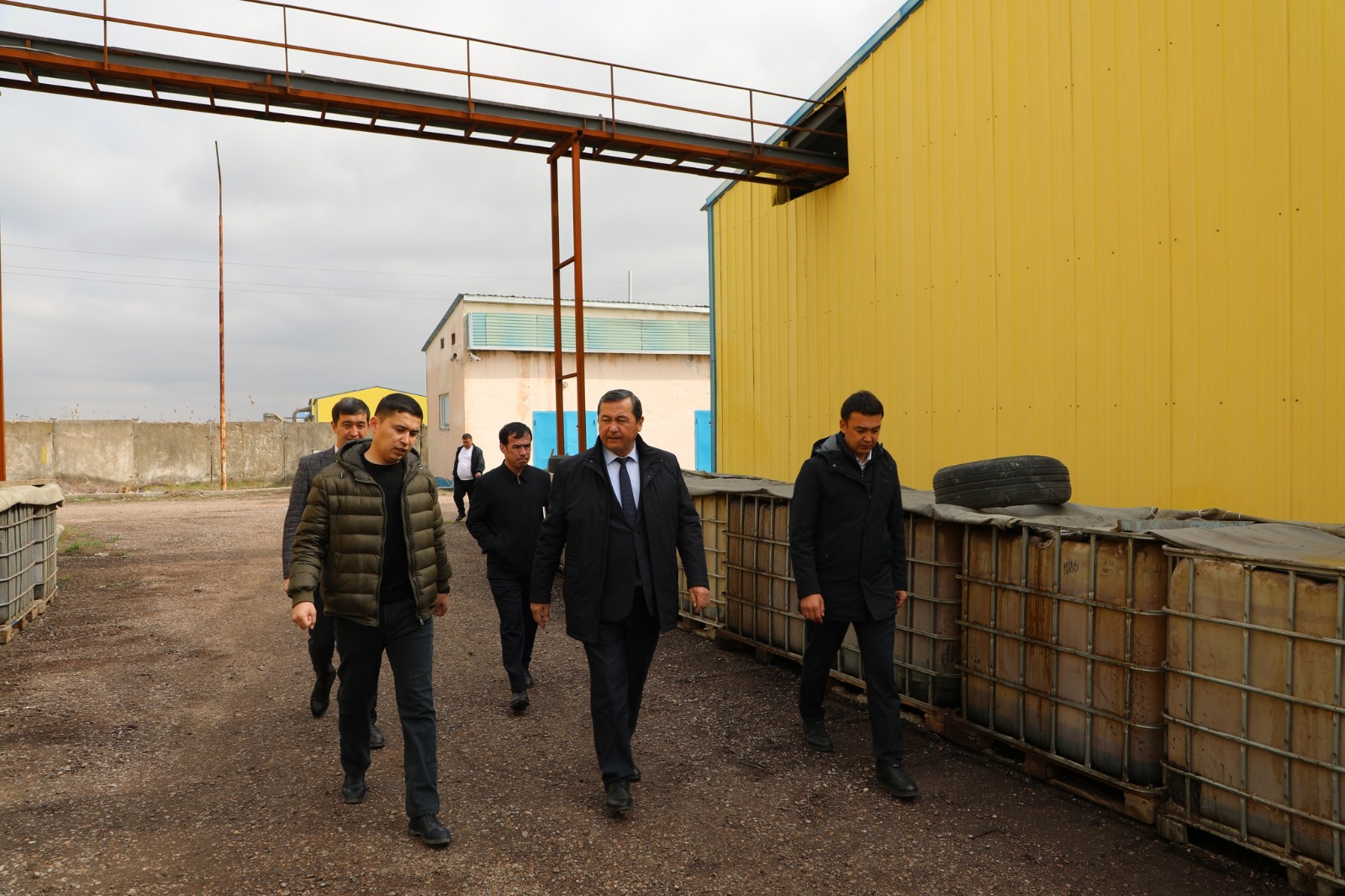 АУДАН ӘКІМІ ЖАҢАДАН ІСКЕ ҚОСЫЛҒАН МАЙ ЗАУЫТЫНЫҢ ЖҰМЫСЫМЕН ТАНЫСТЫ