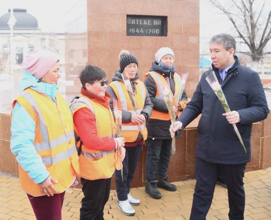 Нежно поздравил уборщиц с праздником