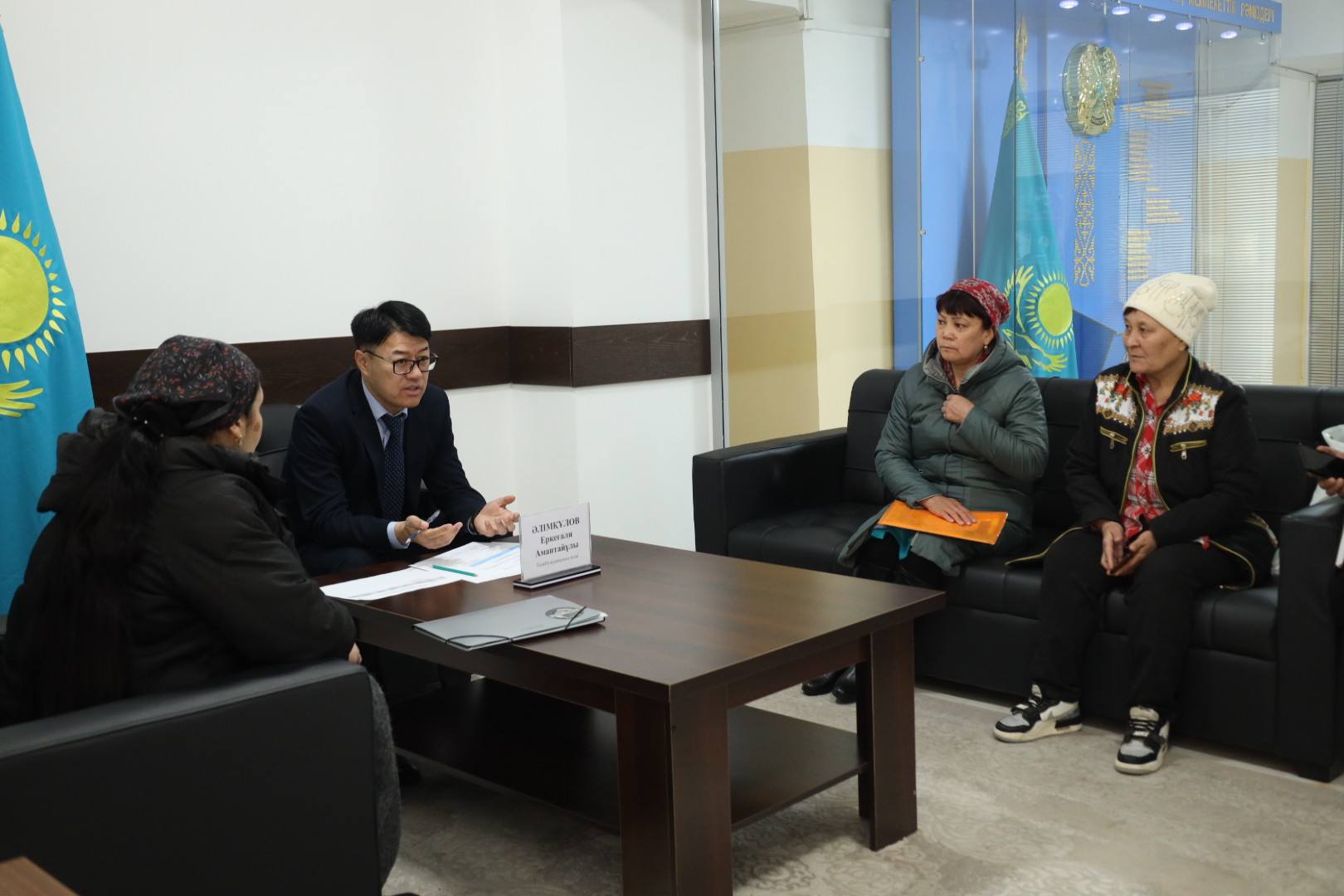 АУДАН ӘКІМІ ТҰРҒЫНДАРДЫҢ ӨТІНІШТЕРІН ТЫҢДАДЫ