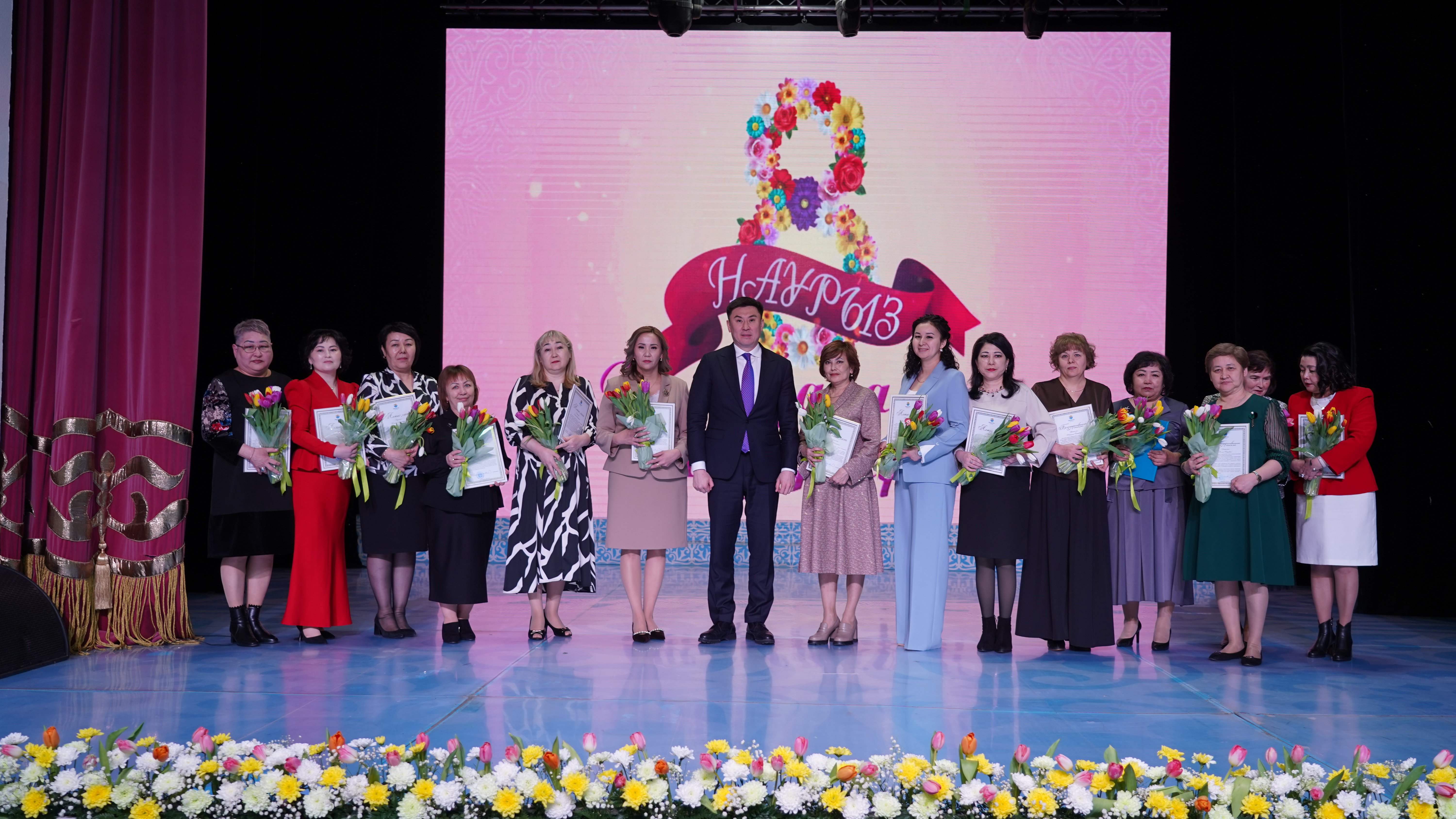 Әнуар Күмпекеев ұстаз әйелдерді 8 наурыз мерекесімен құттықтады