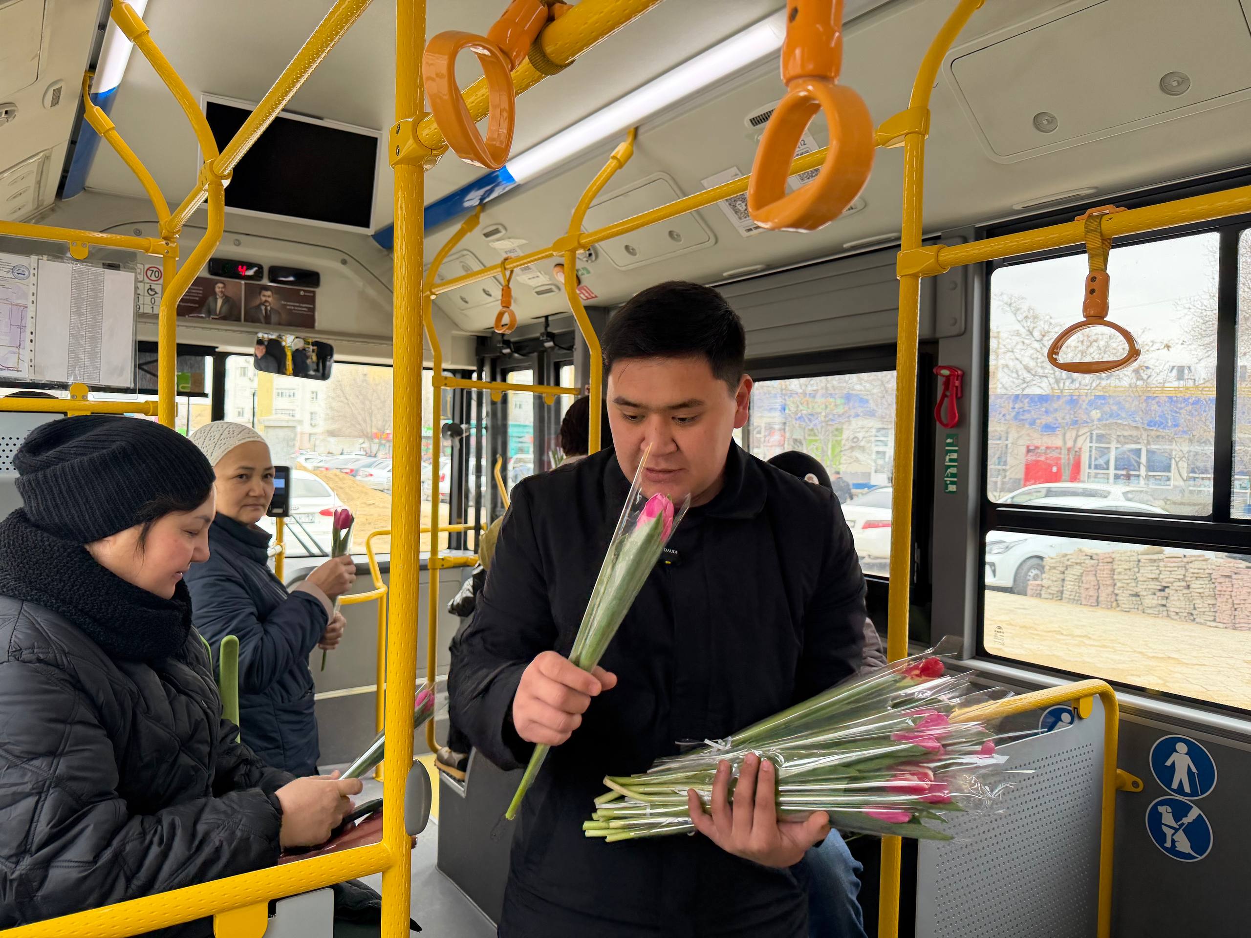 🌷8 наурыз! Ақтауда нәзік жанды жолаушыларға тамаша сый жасалды