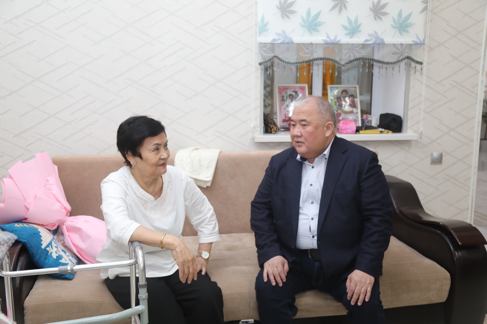 Аким района поздравил пожилых матерей с праздником