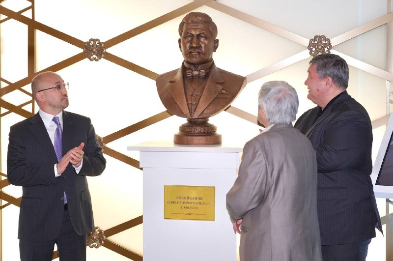 Бюст Алихану Букейханову  установлен в казахстанском павильоне ВДНХ