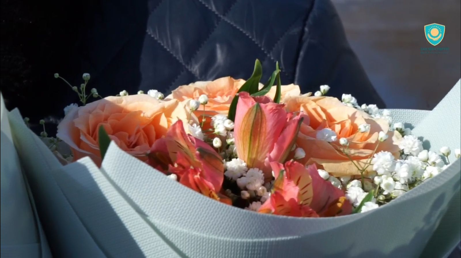 Ерекше мереке: ШҚО полицейлері әйелдер қауымына гүл шоқтары мен спектакль билеттерін тарту етті