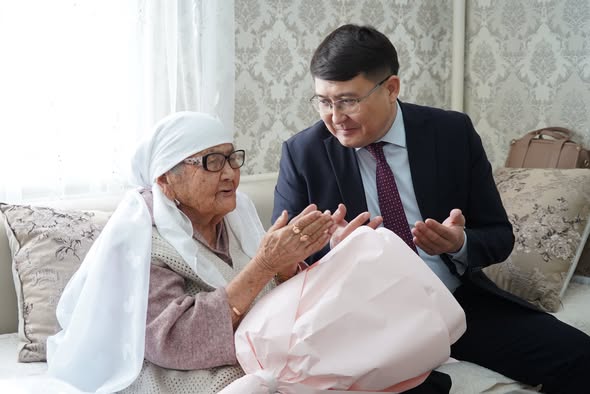 АЗИЗХАН ИСМАИЛОВ - ҒАСЫР ЖАСАҒАН ӘЖЕЛЕРГЕ СЫЙ-ҚҰРМЕТ КӨРСЕТТІ