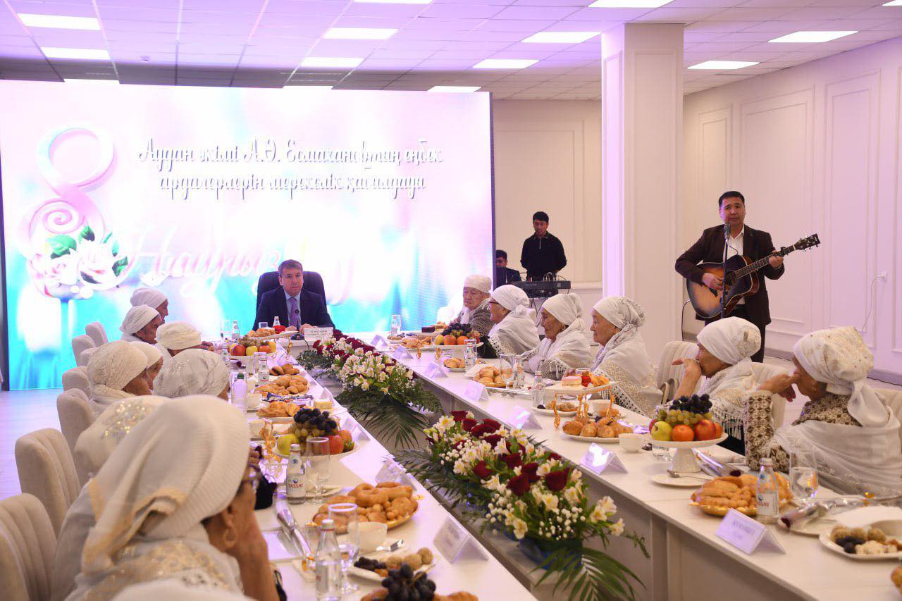 АУДАН ӘКІМІ АҚ ЖАУЫЛЫҚТЫ АНАЛАРҒА ҚҰРМЕТ КӨРСЕТТІ