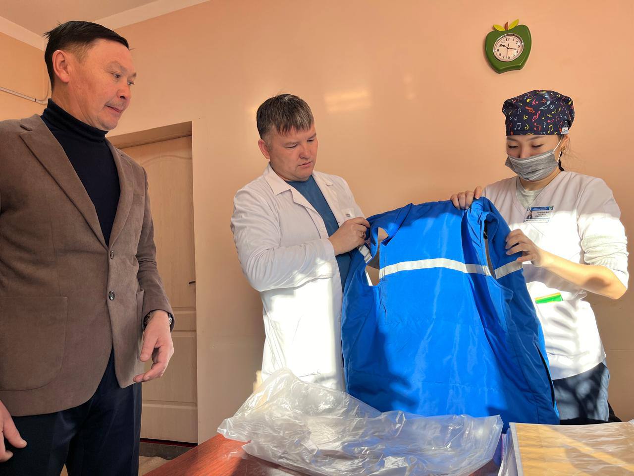 Солтүстік Қазақстан облысында сотталғандар медицина қызметкерлеріне арналған арнайы киім тігуде