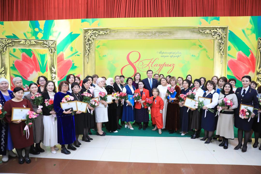Көктем мерекесі қарсаңында ақтөбелік әйелдер мемлекеттік наградаларға ие болды
